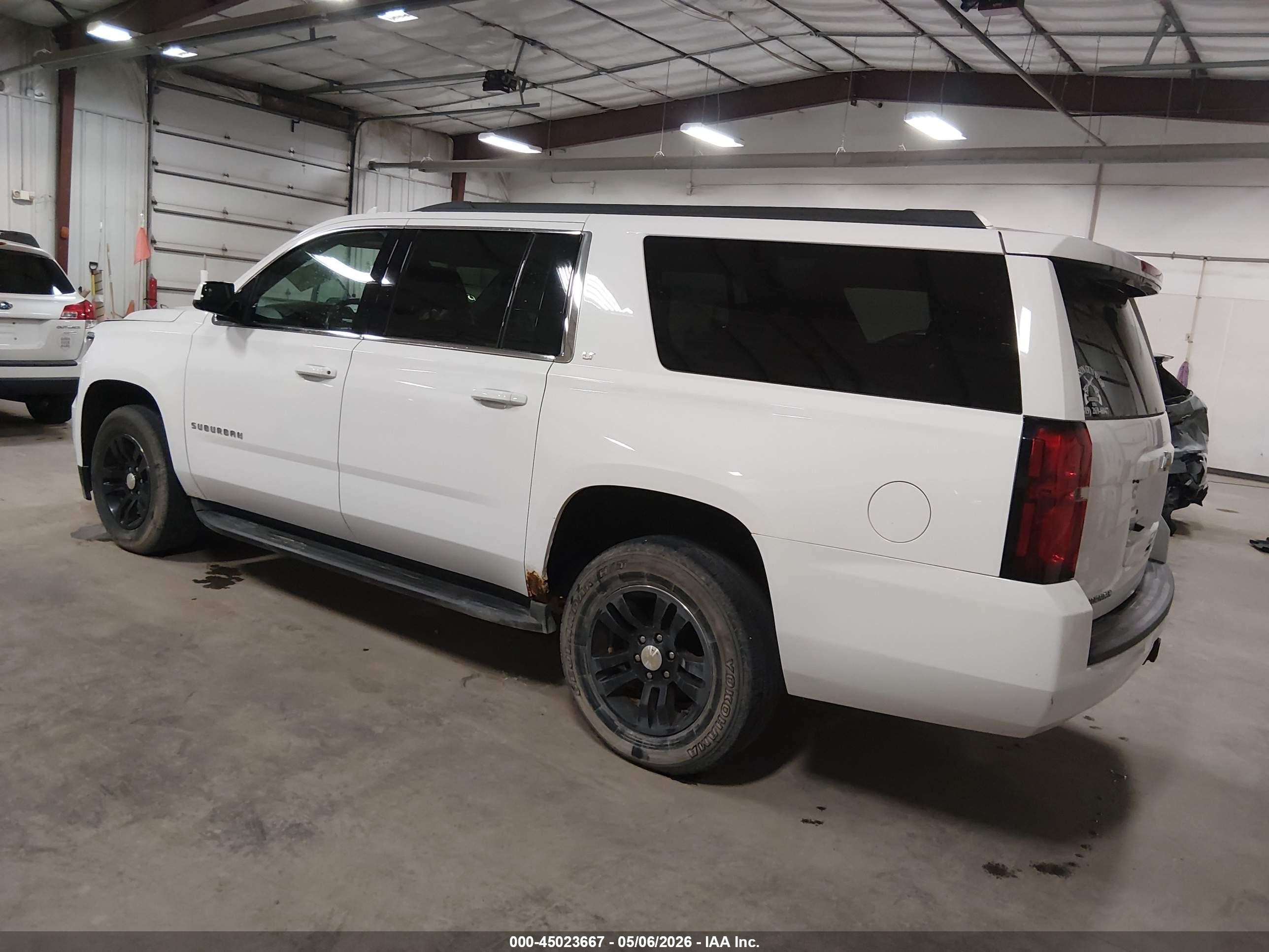 2015 Chevrolet Suburban 1500 Lt Белый vin: 1GNSKJKC9FR517924