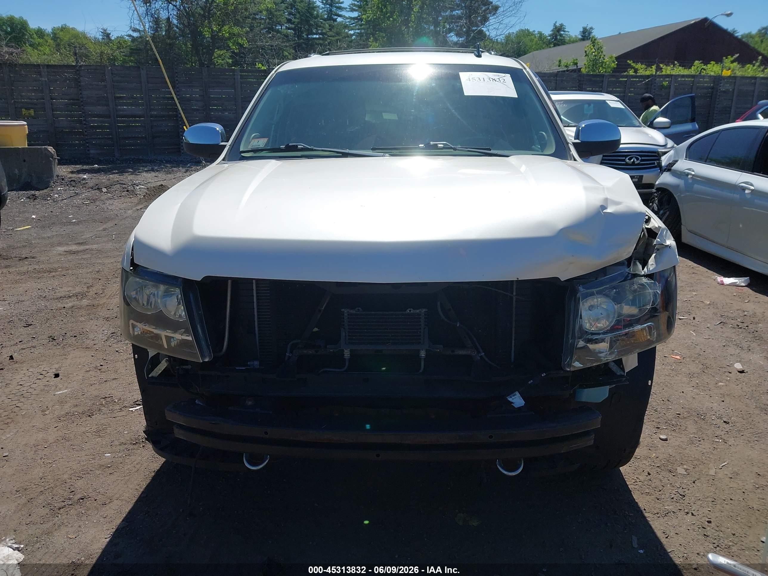 2012 Chevrolet Suburban 1500 Ltz White vin: 1GNSKKE71CR322366