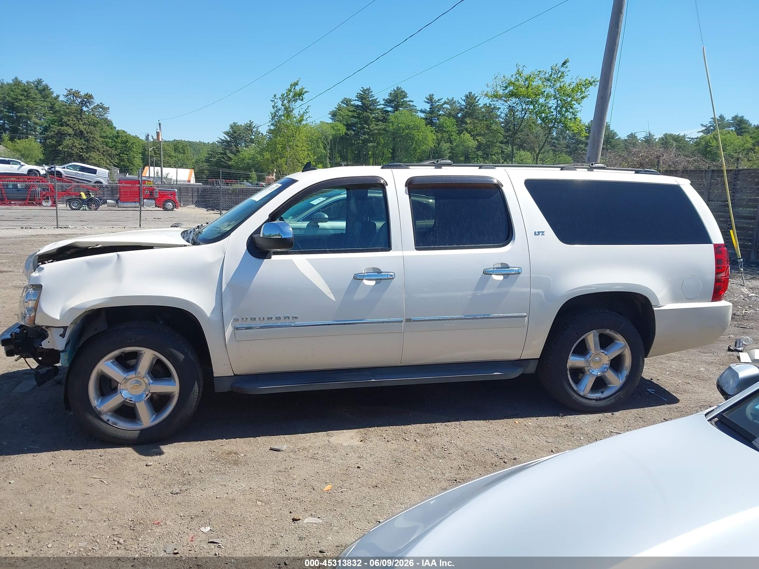 2012 Chevrolet Suburban 1500 Ltz White vin: 1GNSKKE71CR322366