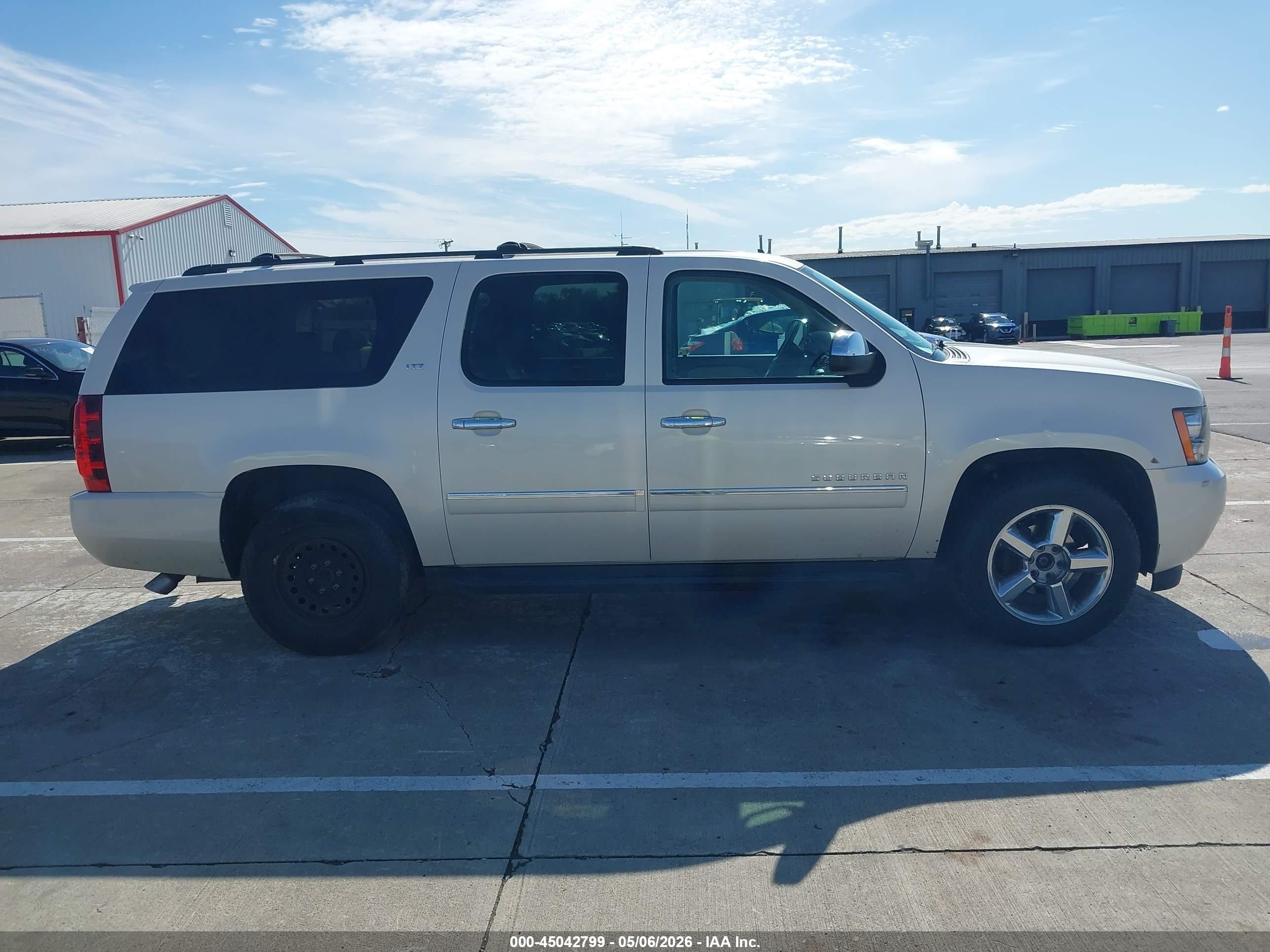 2013 Chevrolet Suburban 1500 Ltz Белый vin: 1GNSKKE71DR343431