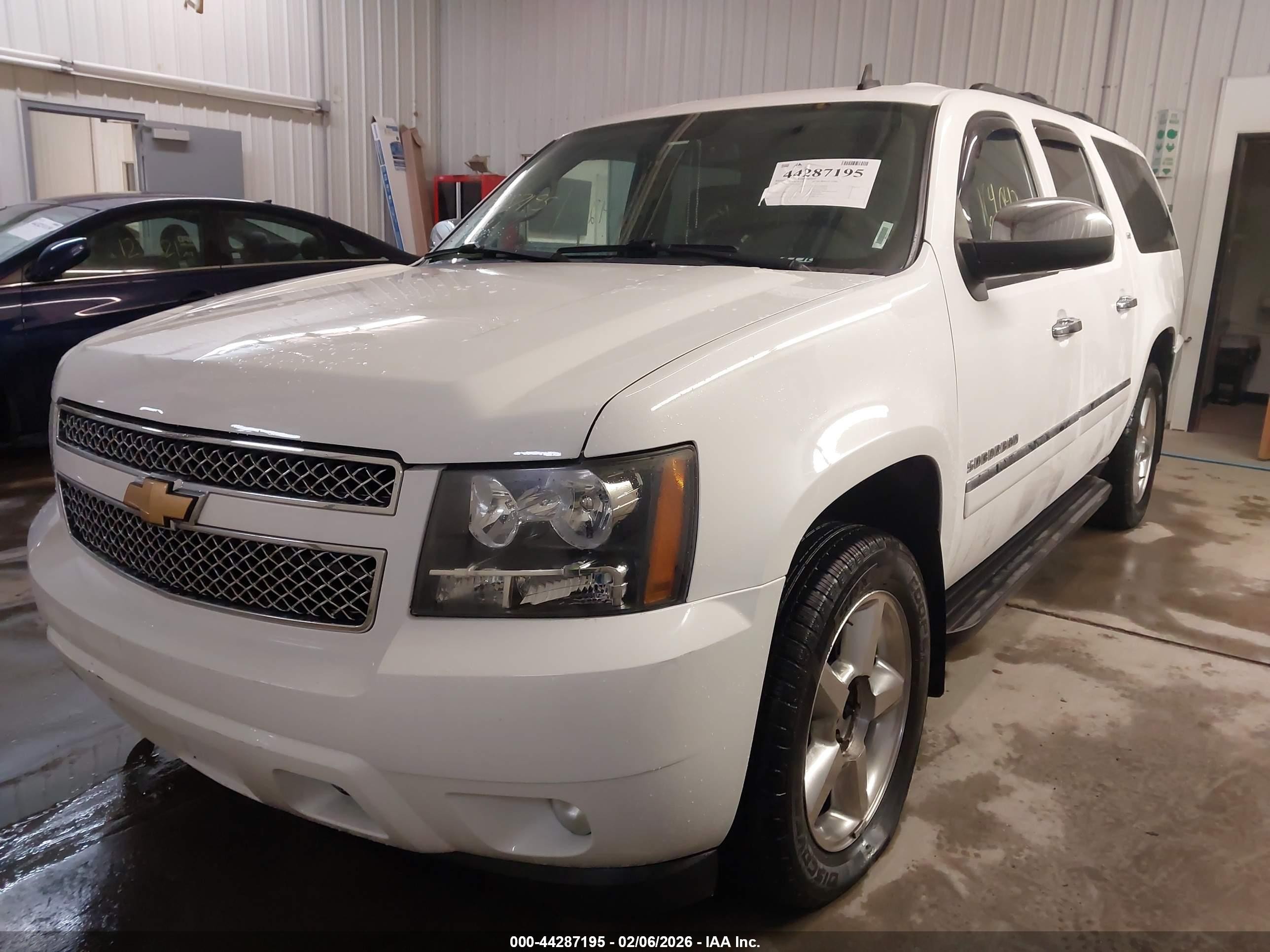 2013 Chevrolet Suburban 1500 Ltz White vin: 1GNSKKE72DR156067