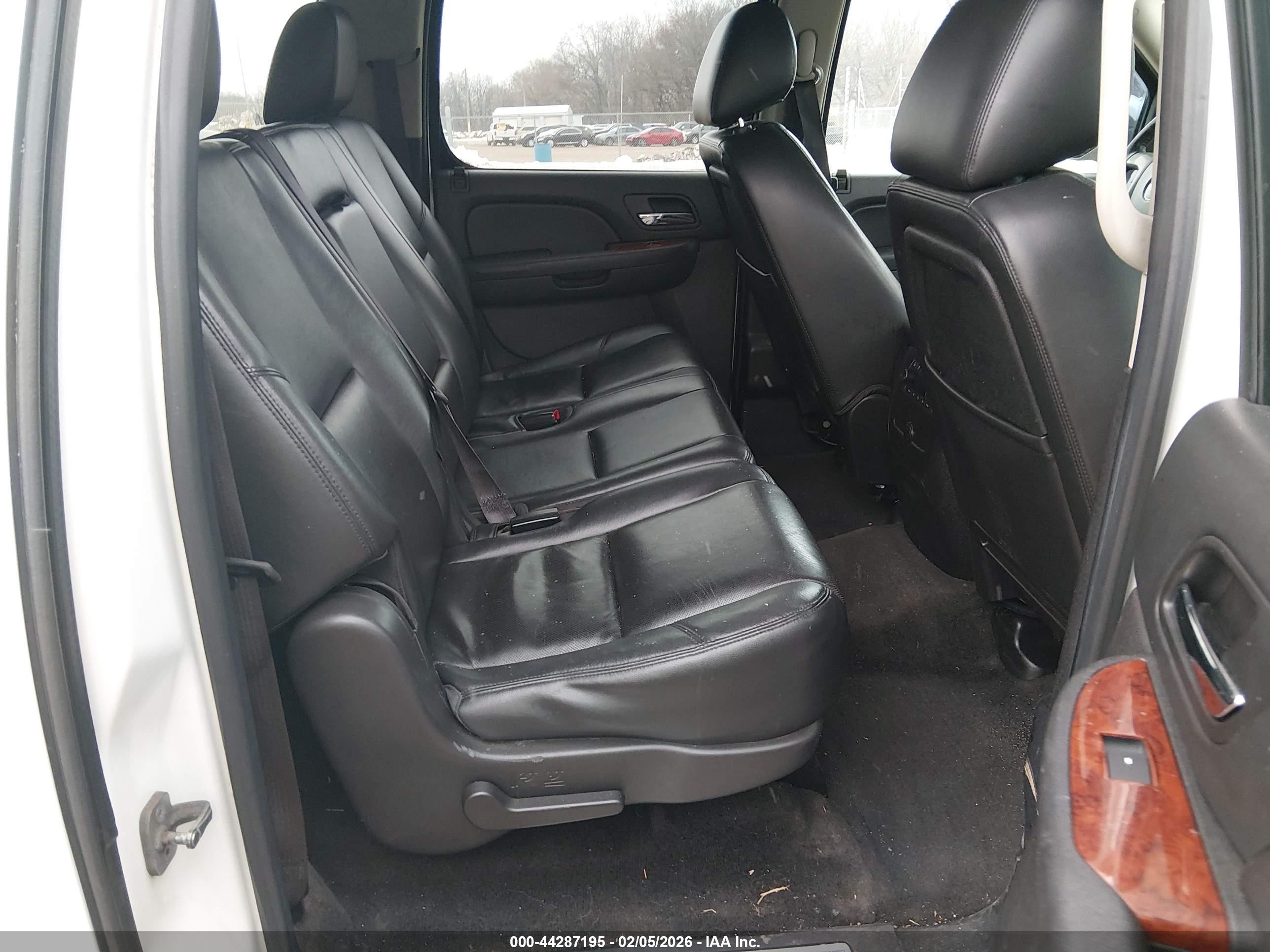 2013 Chevrolet Suburban 1500 Ltz White vin: 1GNSKKE72DR156067