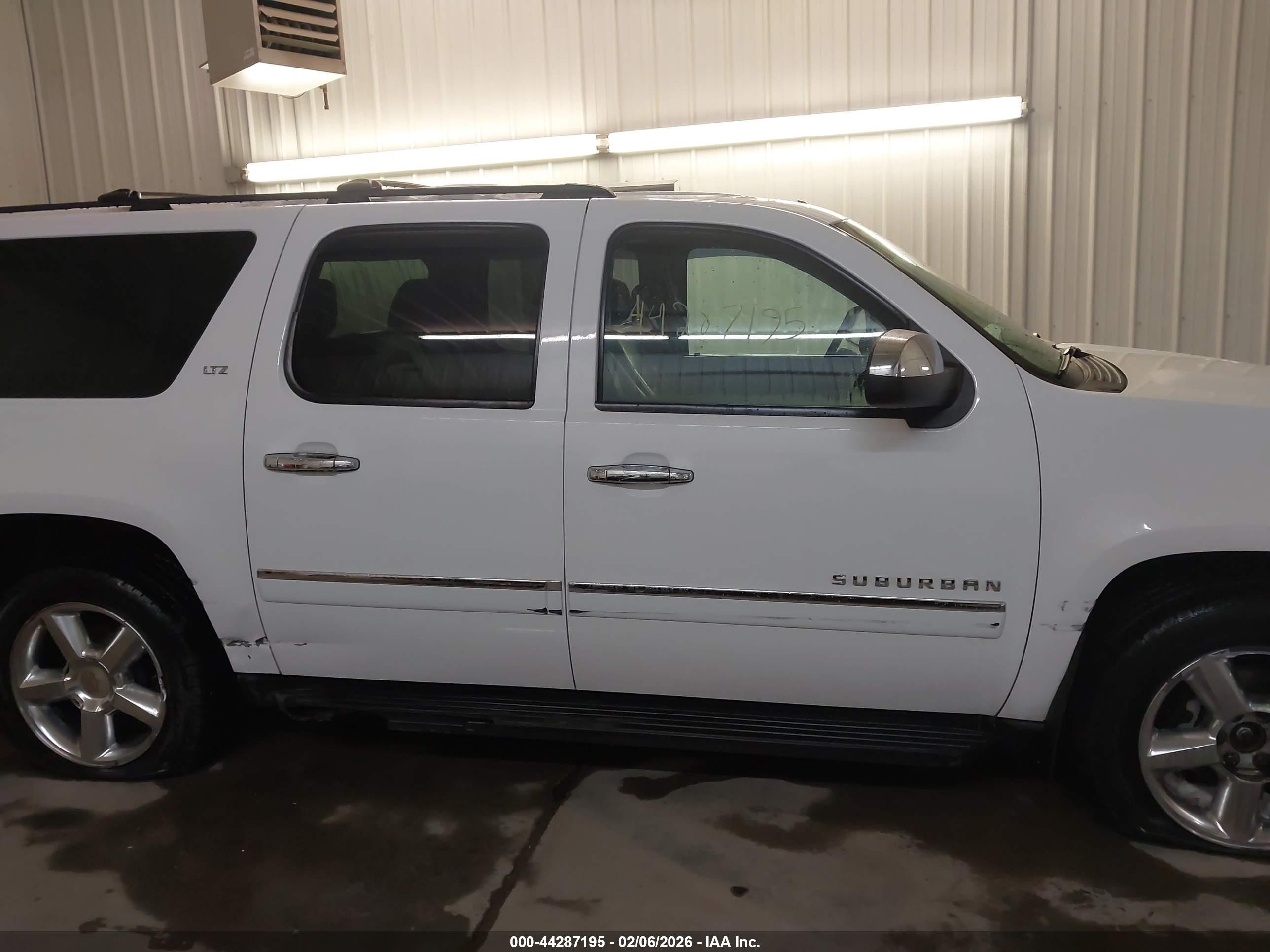2013 Chevrolet Suburban 1500 Ltz White vin: 1GNSKKE72DR156067