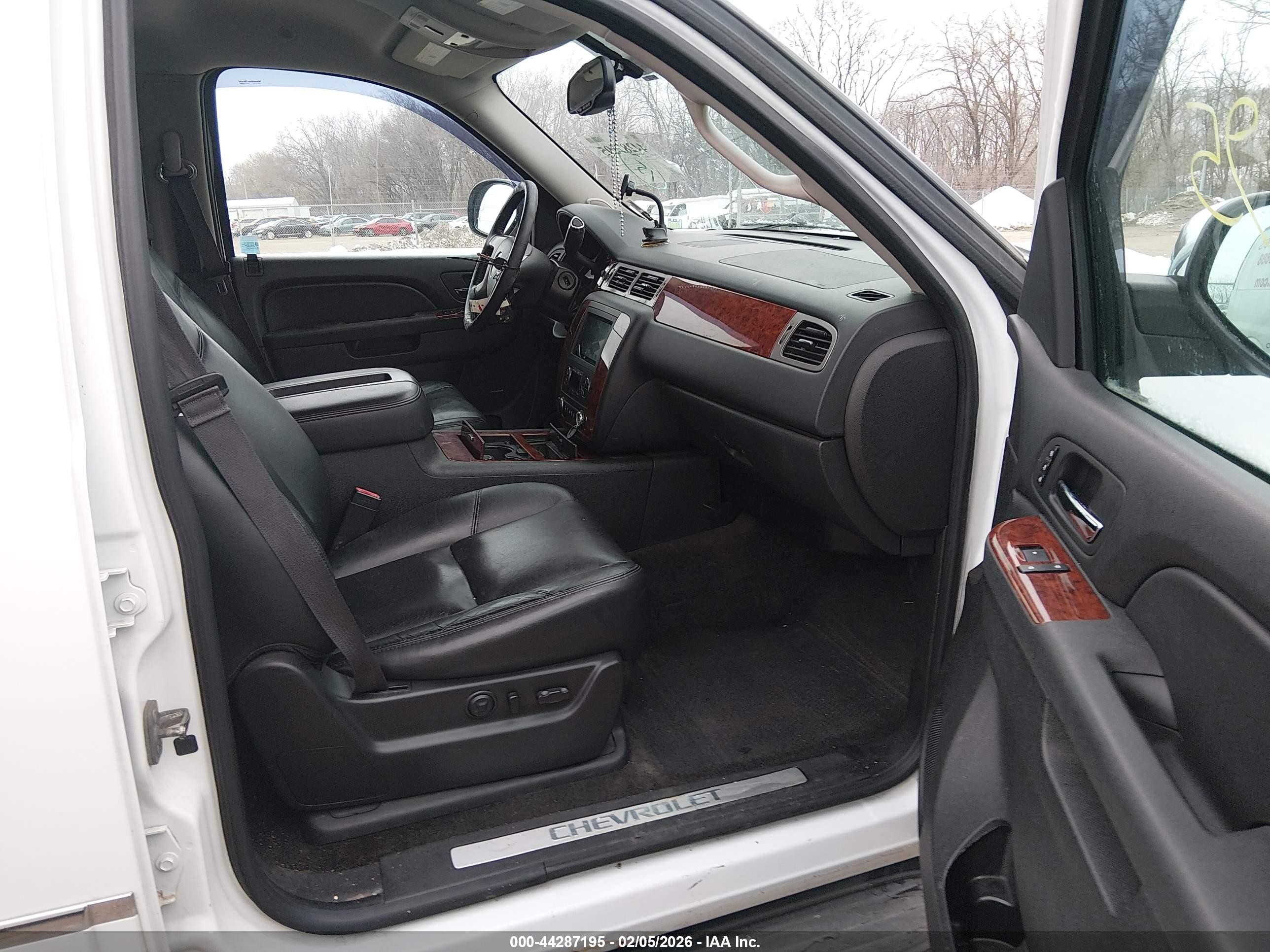 2013 Chevrolet Suburban 1500 Ltz White vin: 1GNSKKE72DR156067