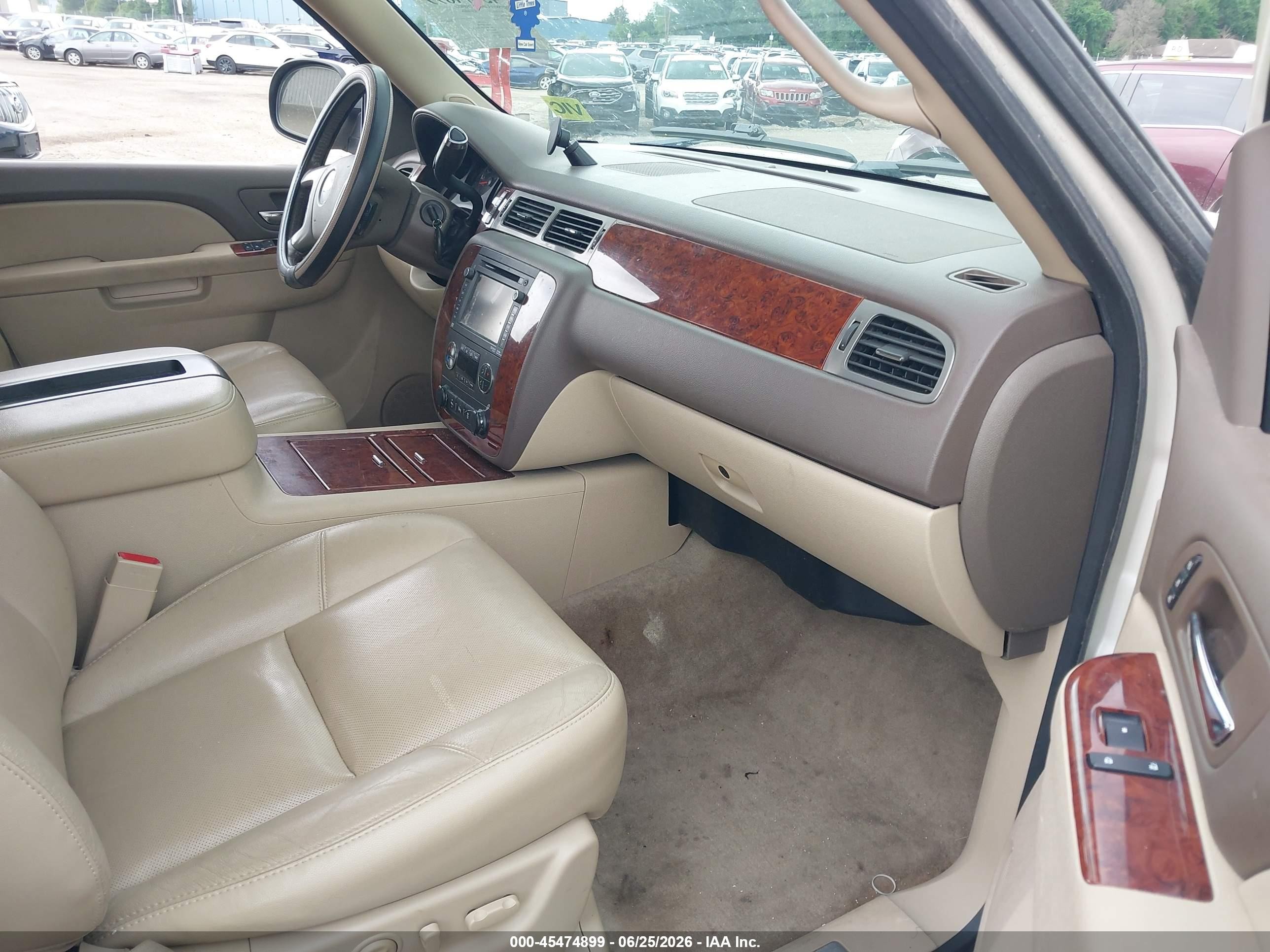 2013 Chevrolet Suburban Ltz White vin: 1GNSKKE72DR232192