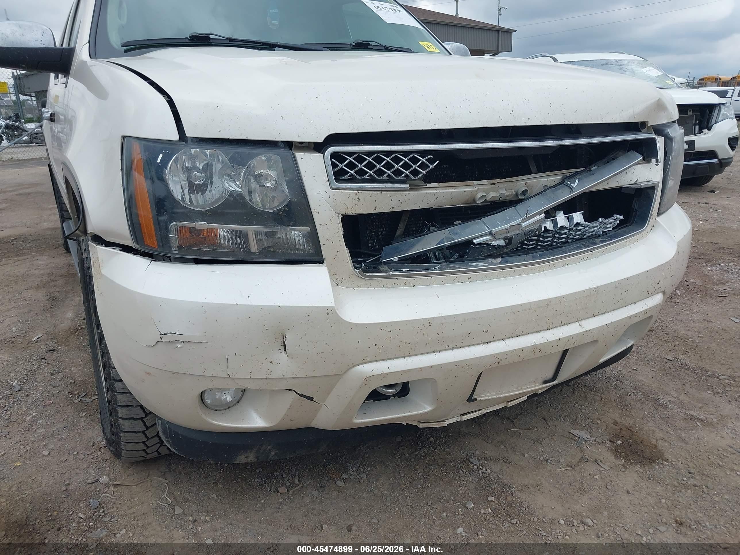 2013 Chevrolet Suburban Ltz White vin: 1GNSKKE72DR232192