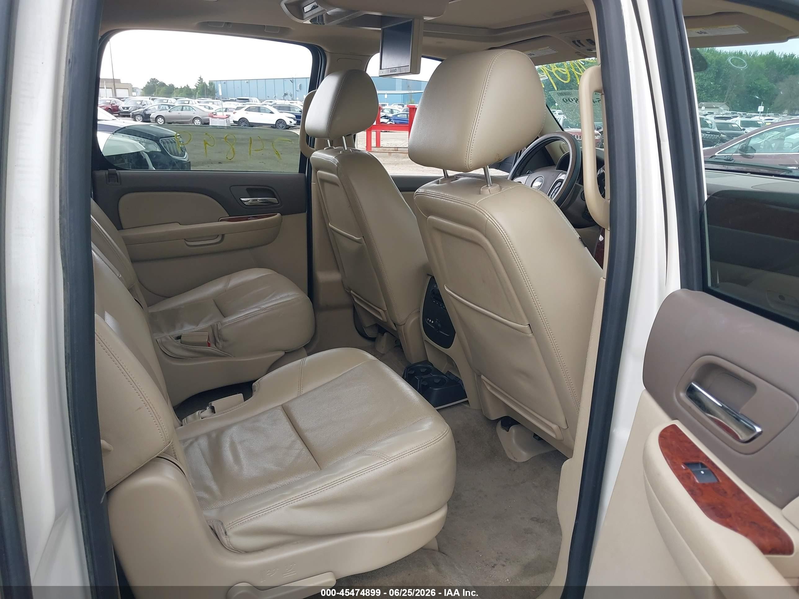 2013 Chevrolet Suburban Ltz White vin: 1GNSKKE72DR232192