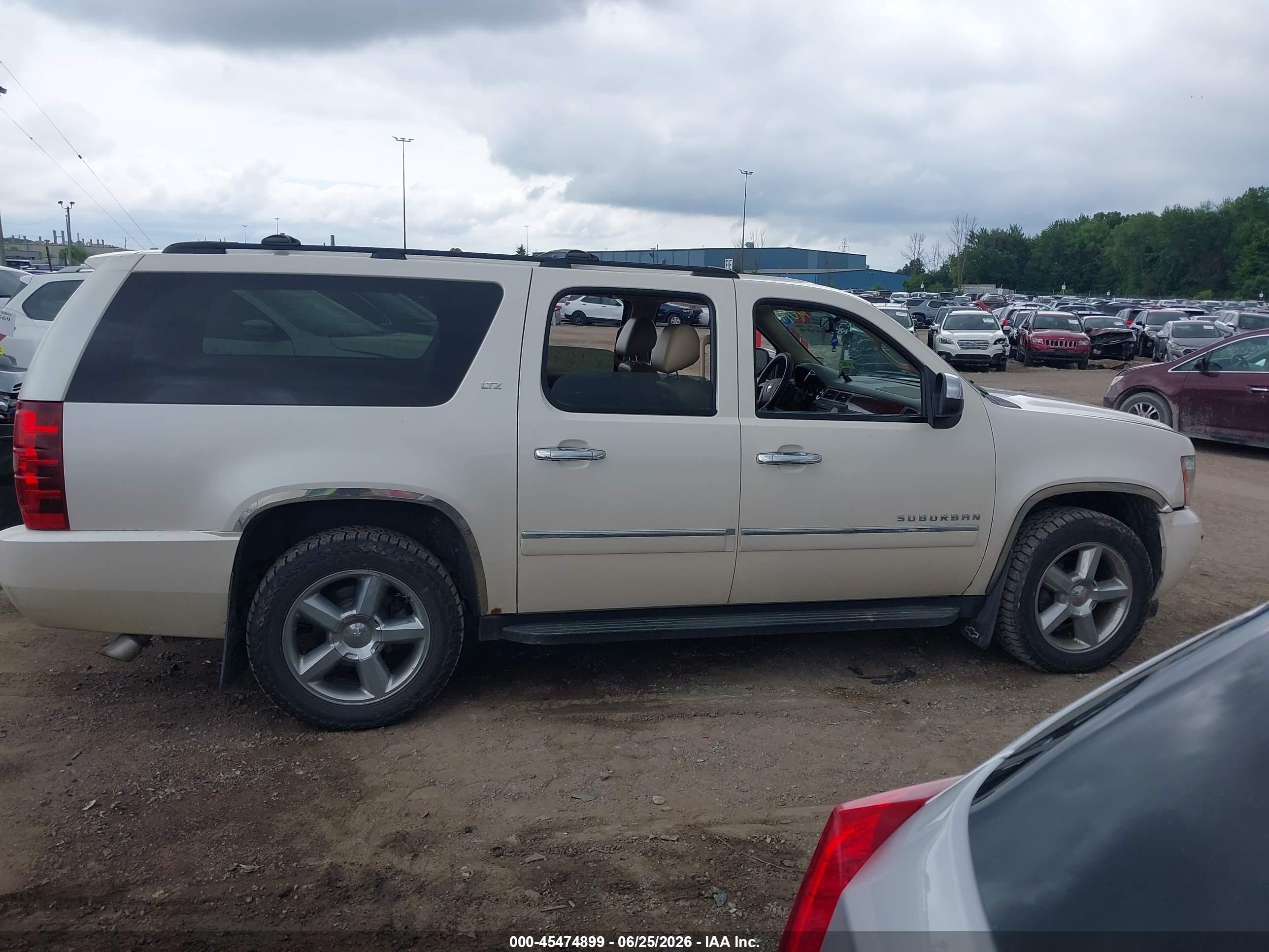 2013 Chevrolet Suburban Ltz White vin: 1GNSKKE72DR232192