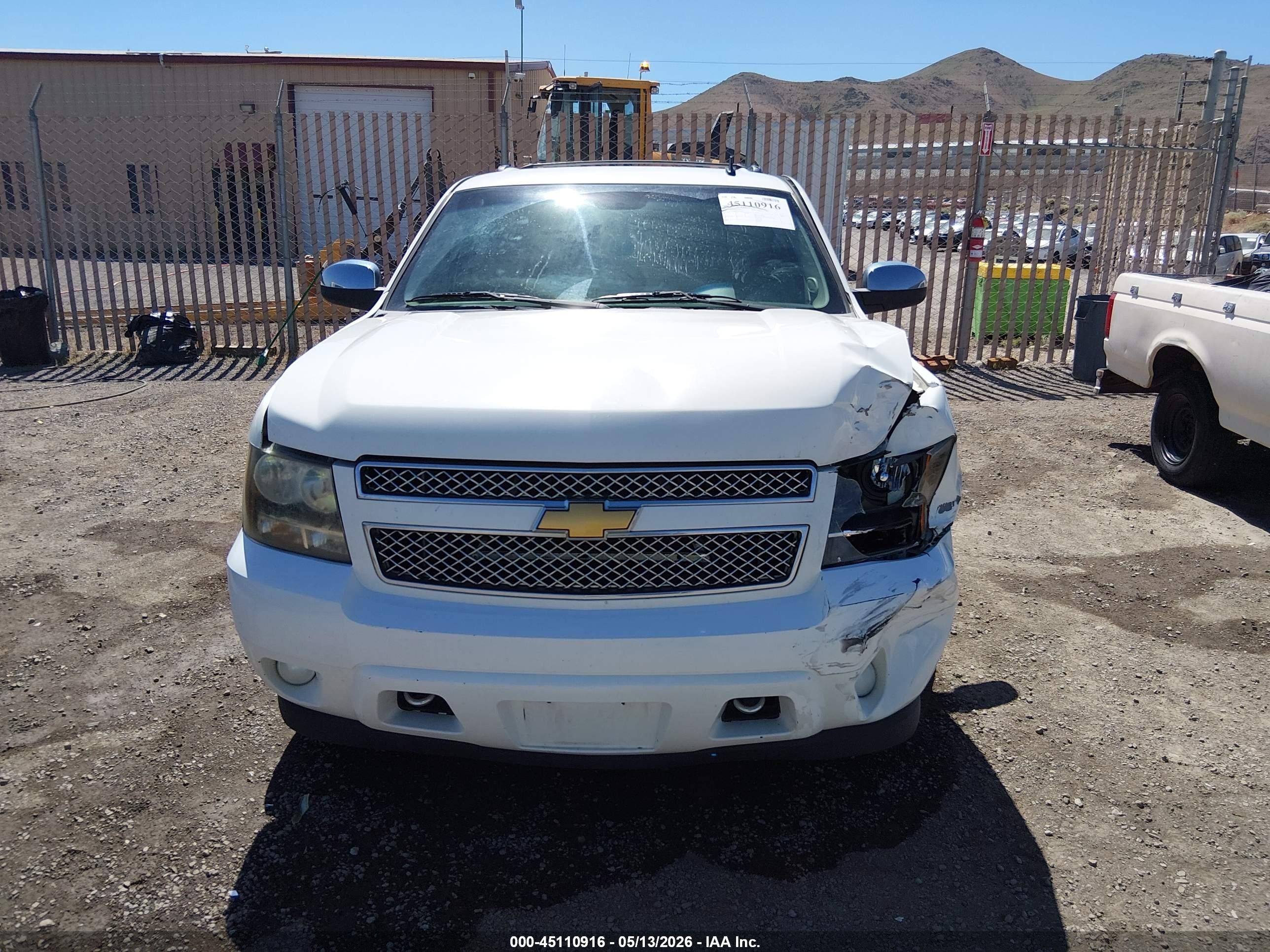 2013 Chevrolet Suburban 1500 Ltz White vin: 1GNSKKE79DR218421