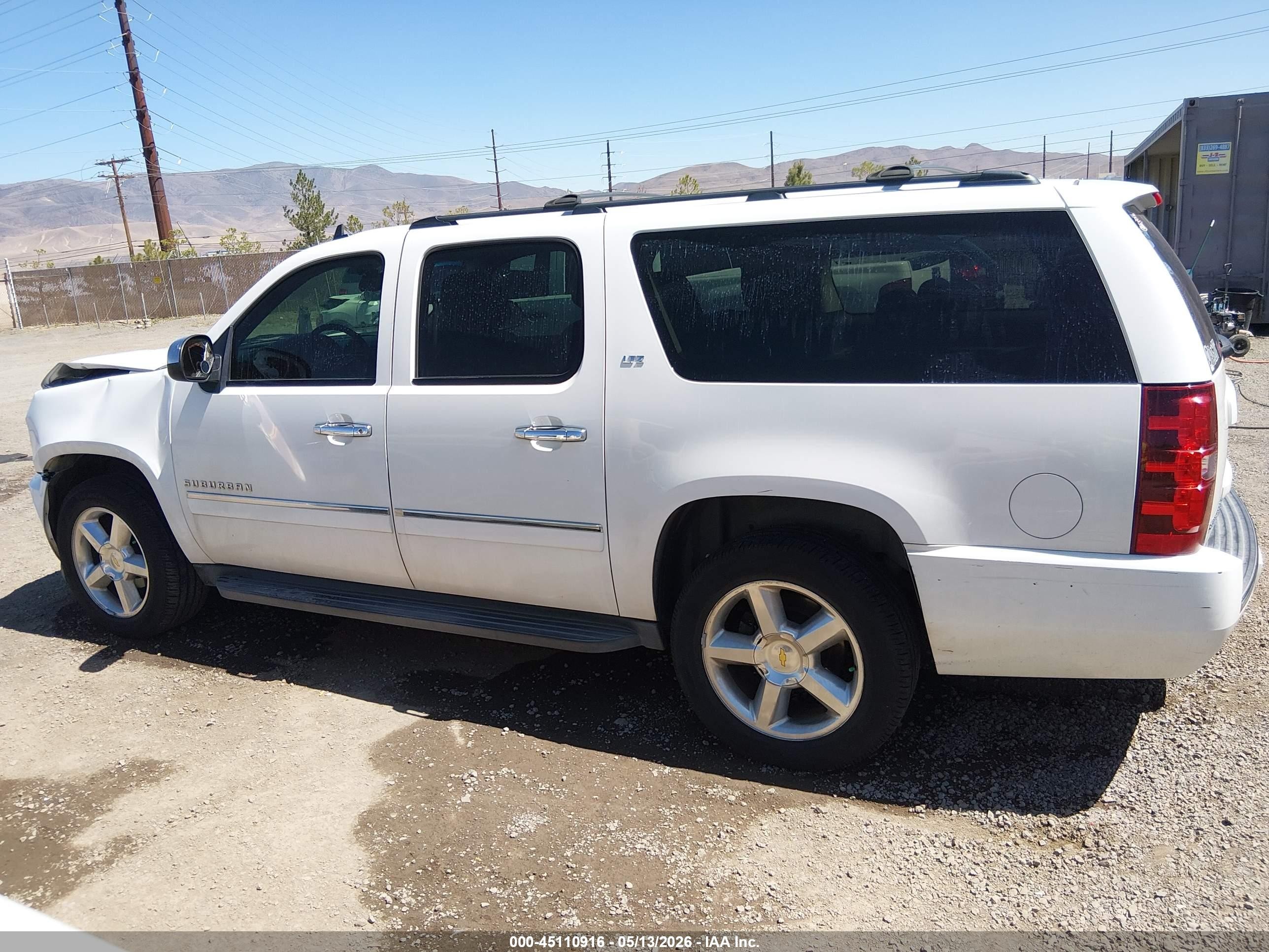2013 Chevrolet Suburban 1500 Ltz White vin: 1GNSKKE79DR218421