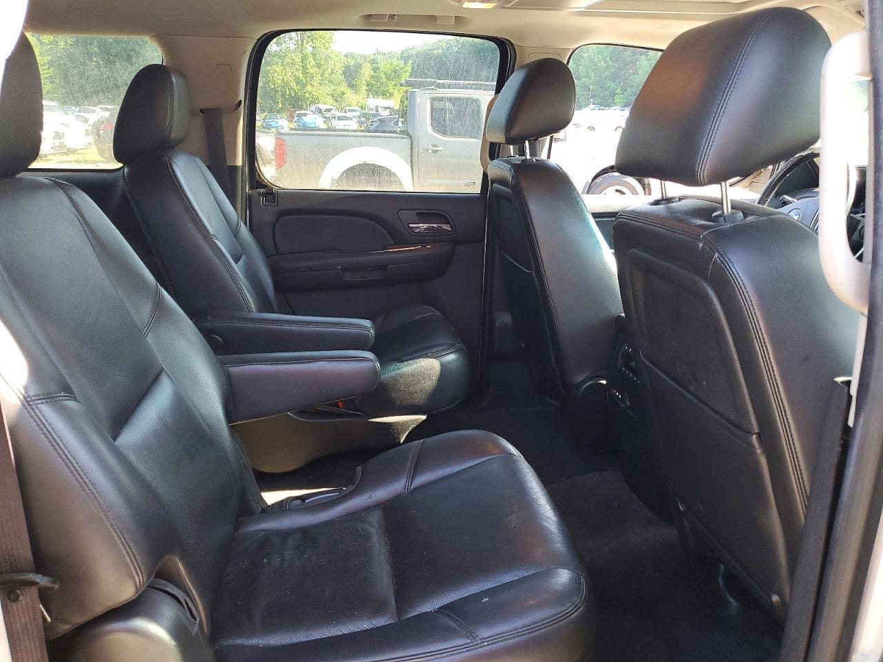2013 Chevrolet Suburban K1500 Ltz White vin: 1GNSKKE7XDR376315