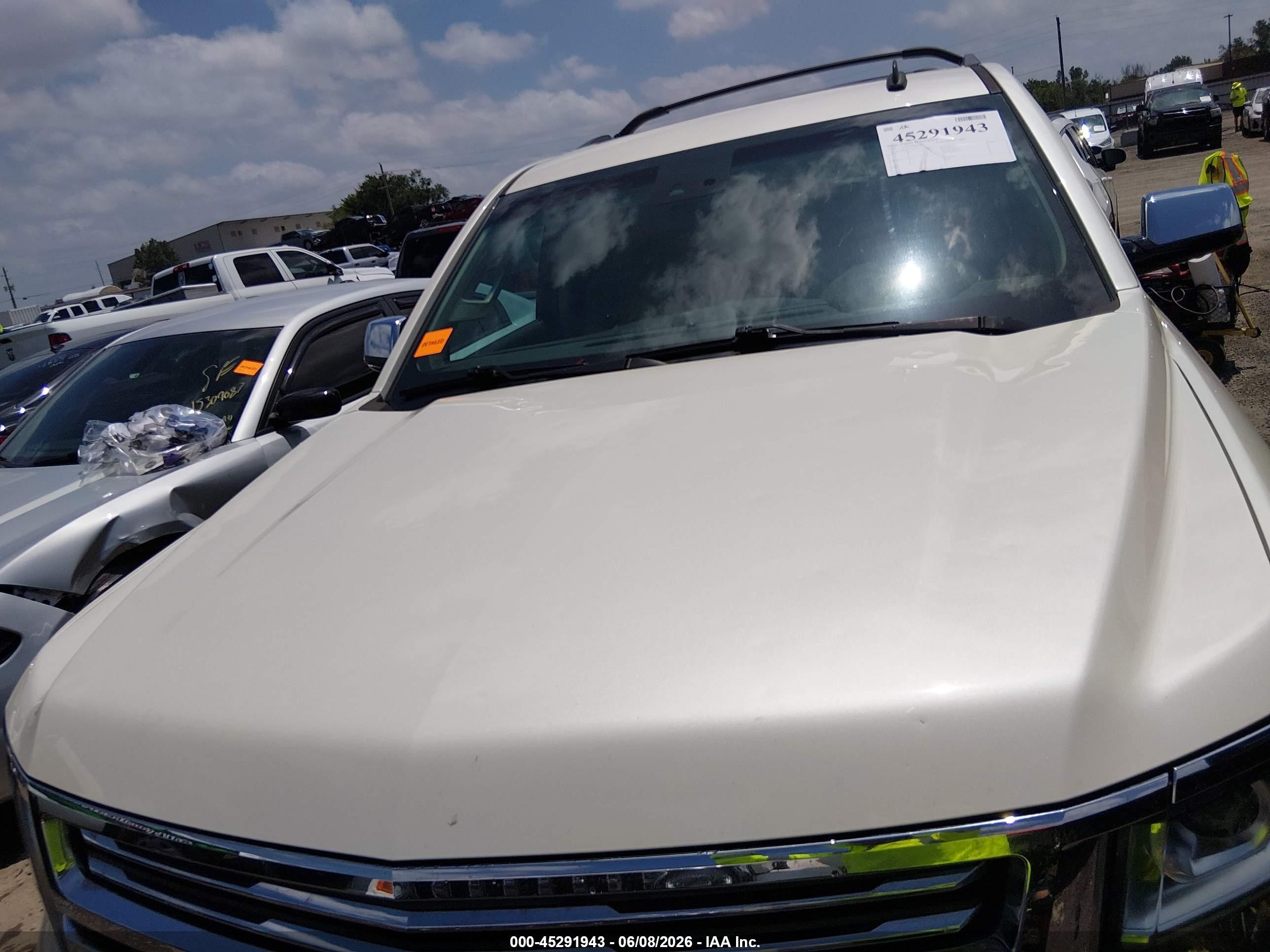 2015 Chevrolet Suburban 1500 Ltz White vin: 1GNSKKKC1FR121735