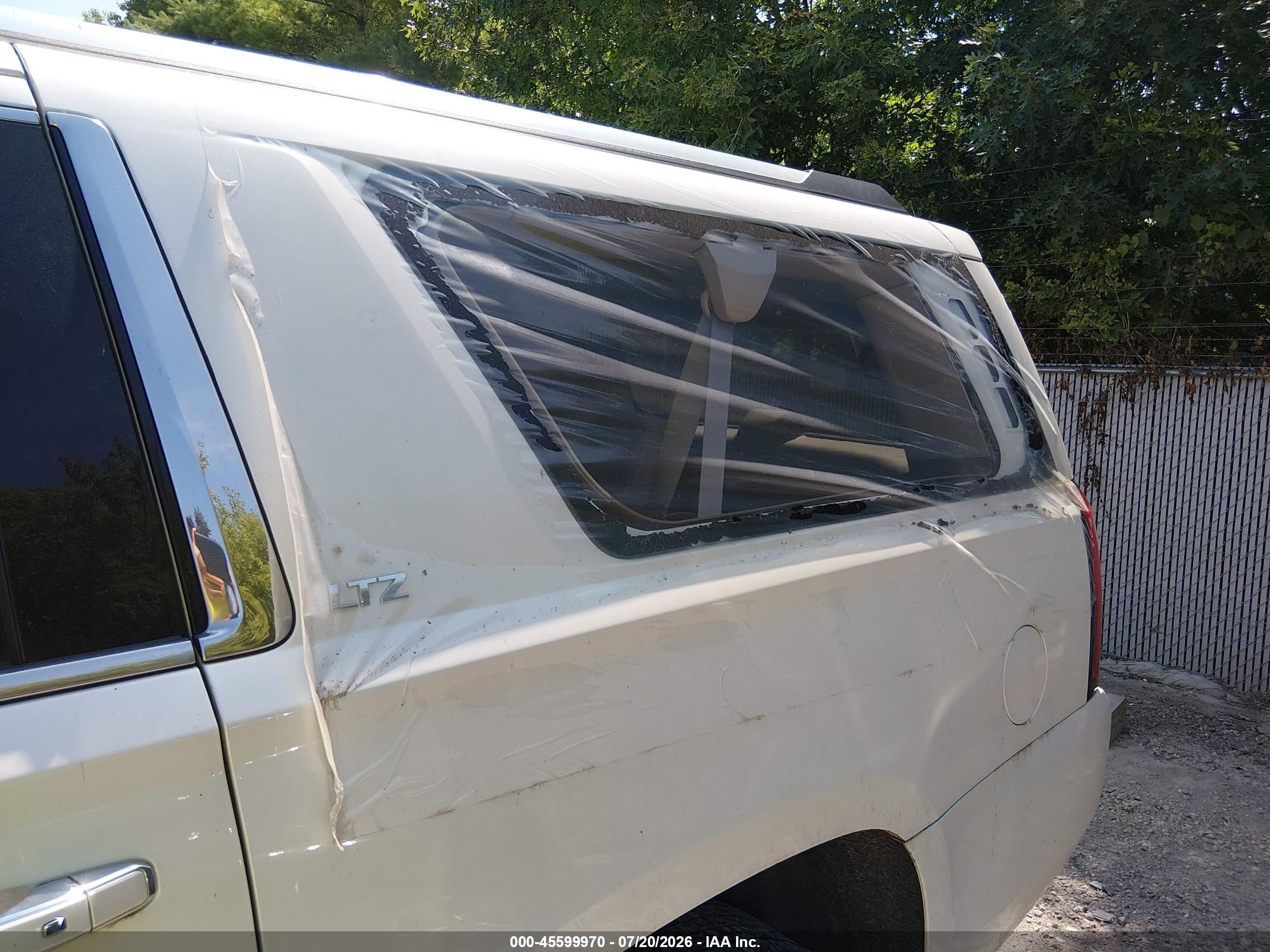 2015 Chevrolet Suburban Ltz White vin: 1GNSKKKC6FR303768