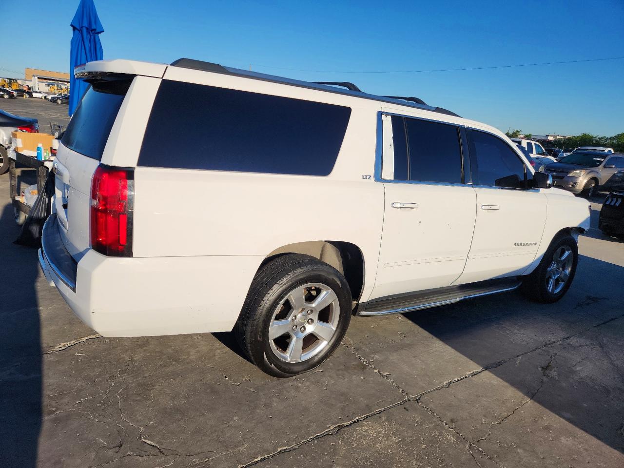 2015 Chevrolet Suburban K1500 Ltz Белый vin: 1GNSKKKC8FR147622