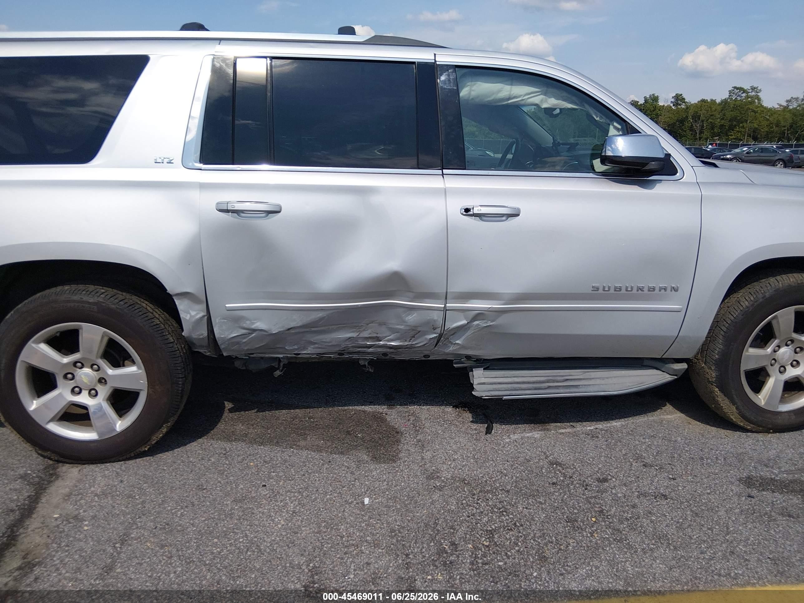 2015 Chevrolet Suburban Ltz Серебряный vin: 1GNSKKKC9FR198031
