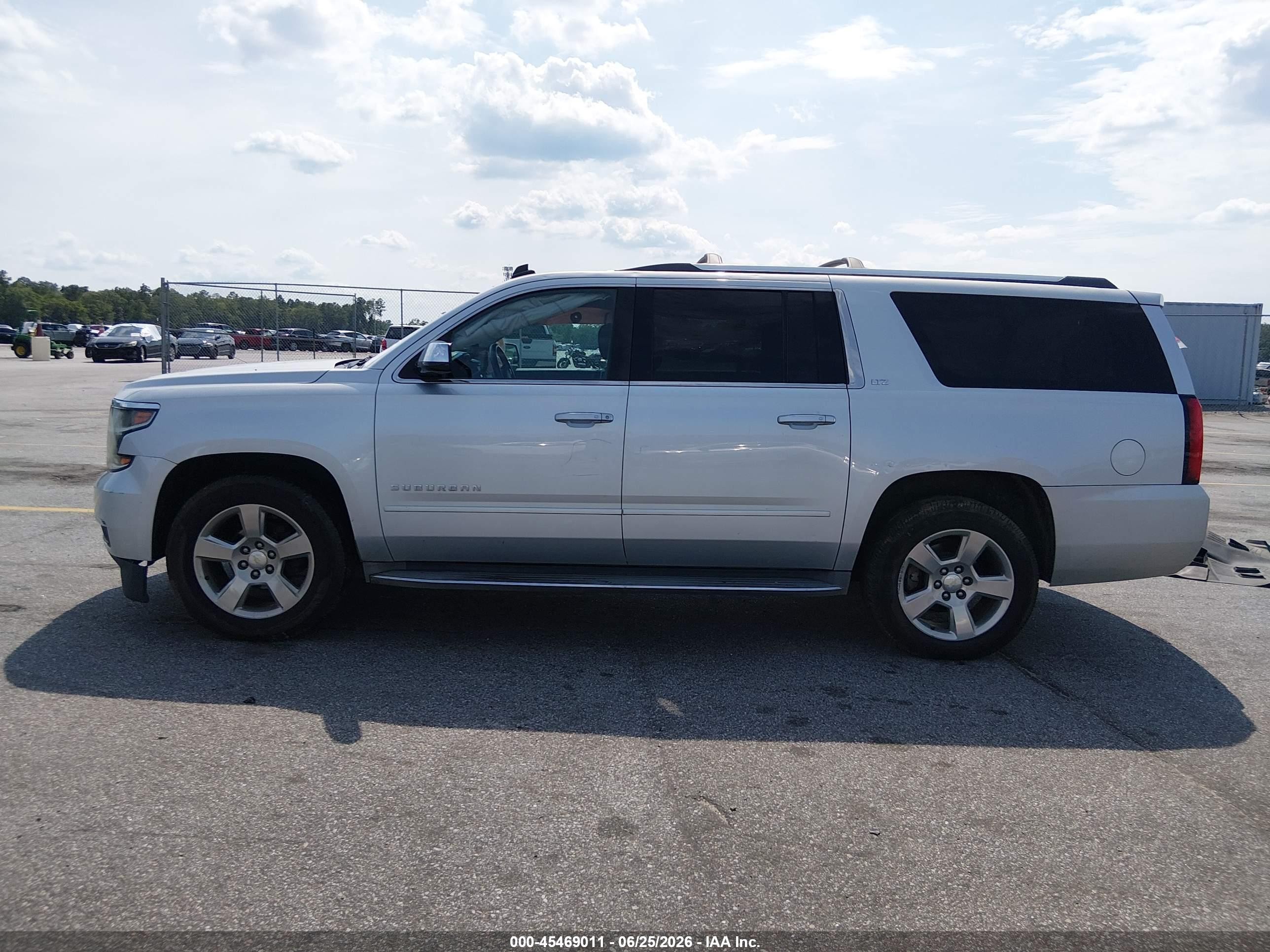 2015 Chevrolet Suburban Ltz Серебряный vin: 1GNSKKKC9FR198031