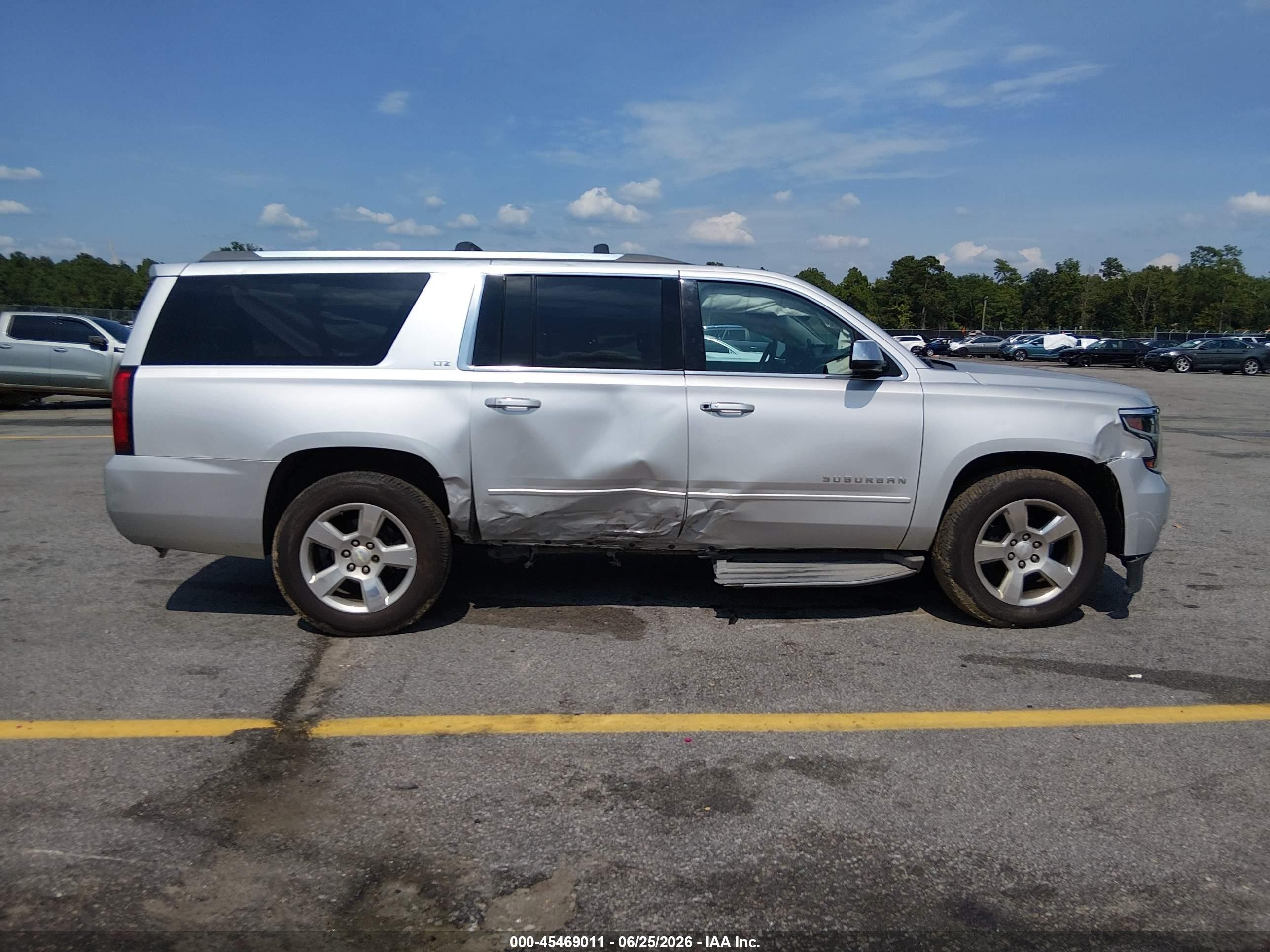 2015 Chevrolet Suburban Ltz Серебряный vin: 1GNSKKKC9FR198031