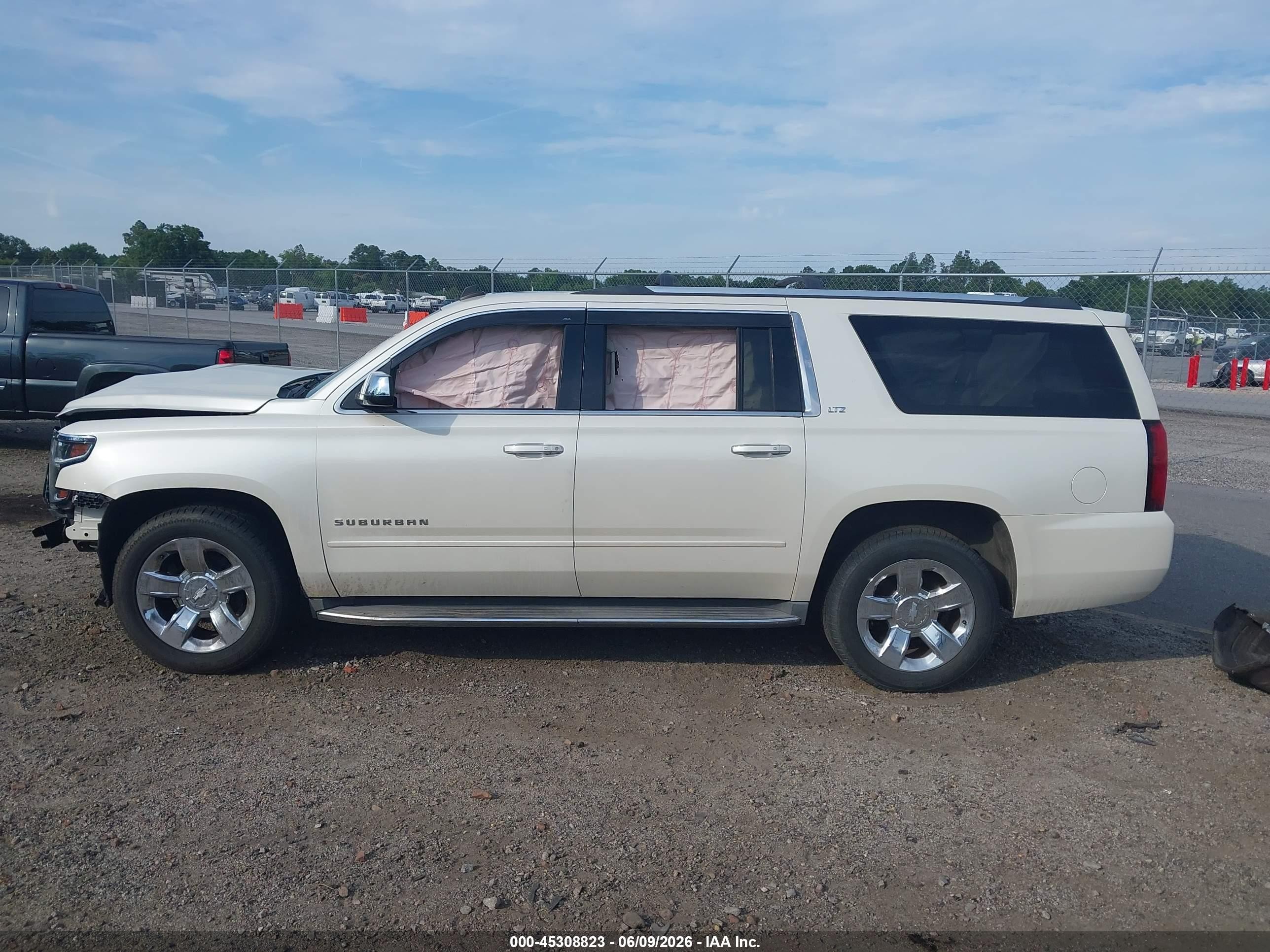 2015 Chevrolet Suburban Ltz White vin: 1GNSKKKCXFR249486