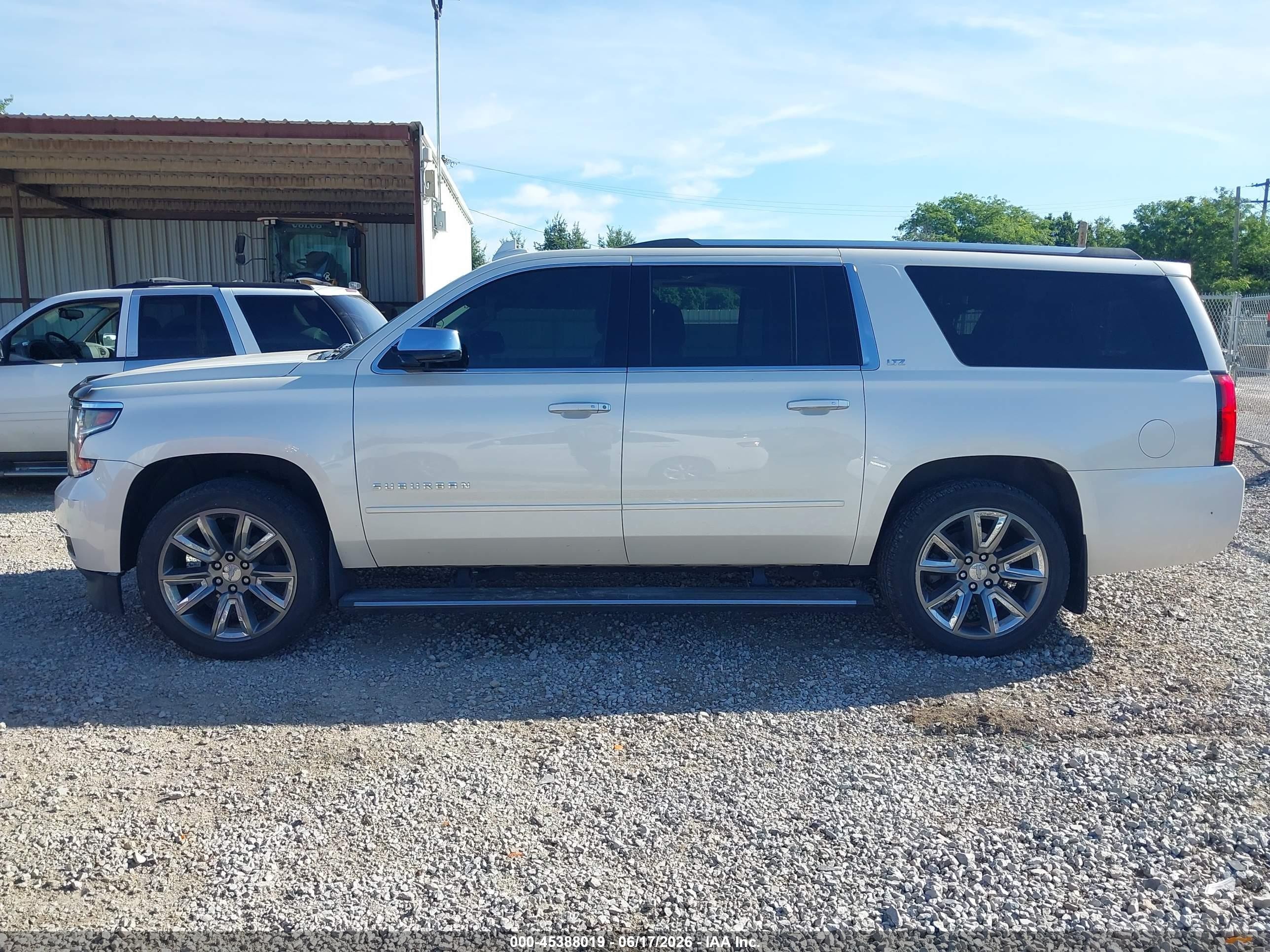 2015 Chevrolet Suburban Ltz White vin: 1GNSKKKCXFR684914