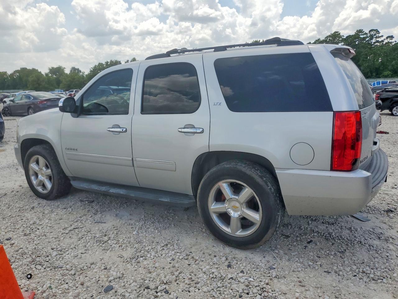 2010 Chevrolet Tahoe C1500 Ltz Silver vin: 1GNUCCE03AR219588
