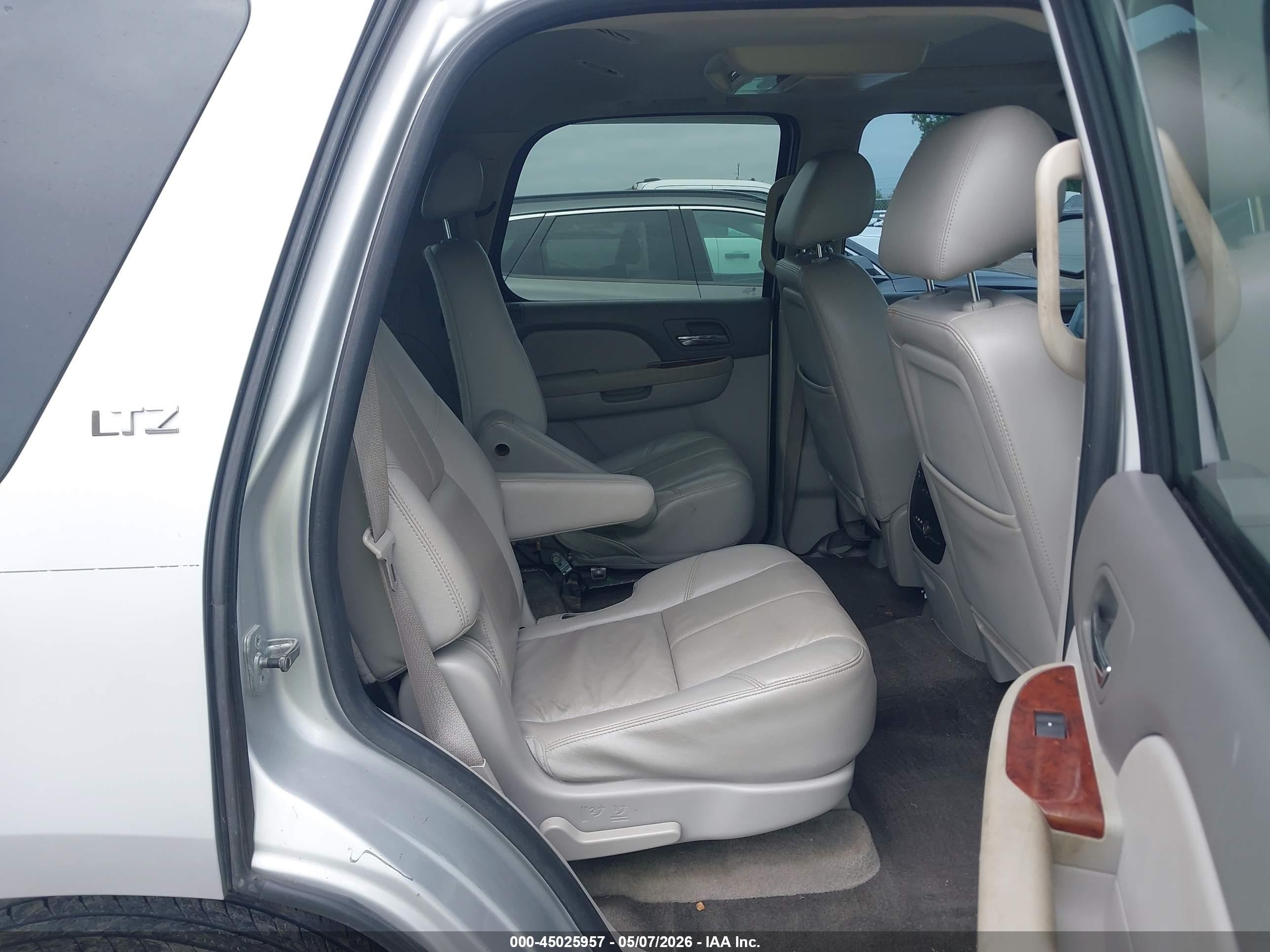 2010 Chevrolet Tahoe Ltz Silver vin: 1GNUCCE07AR219352