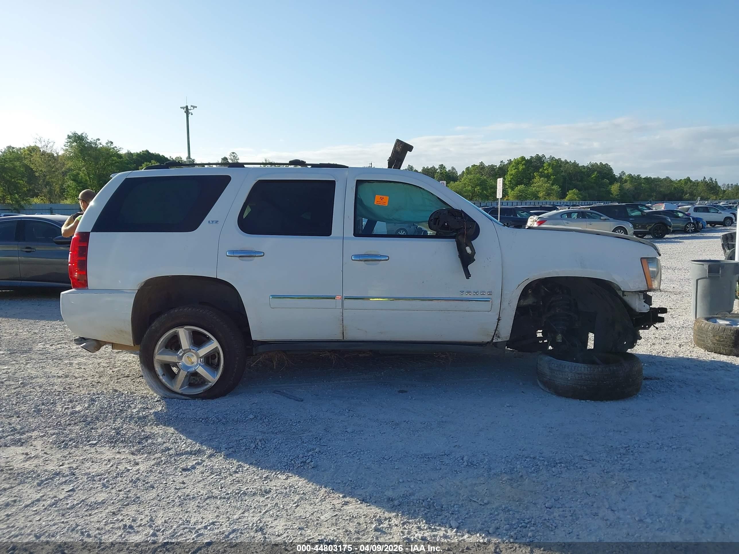 2010 Chevrolet Tahoe Ltz Белый vin: 1GNUCCE07AR222283