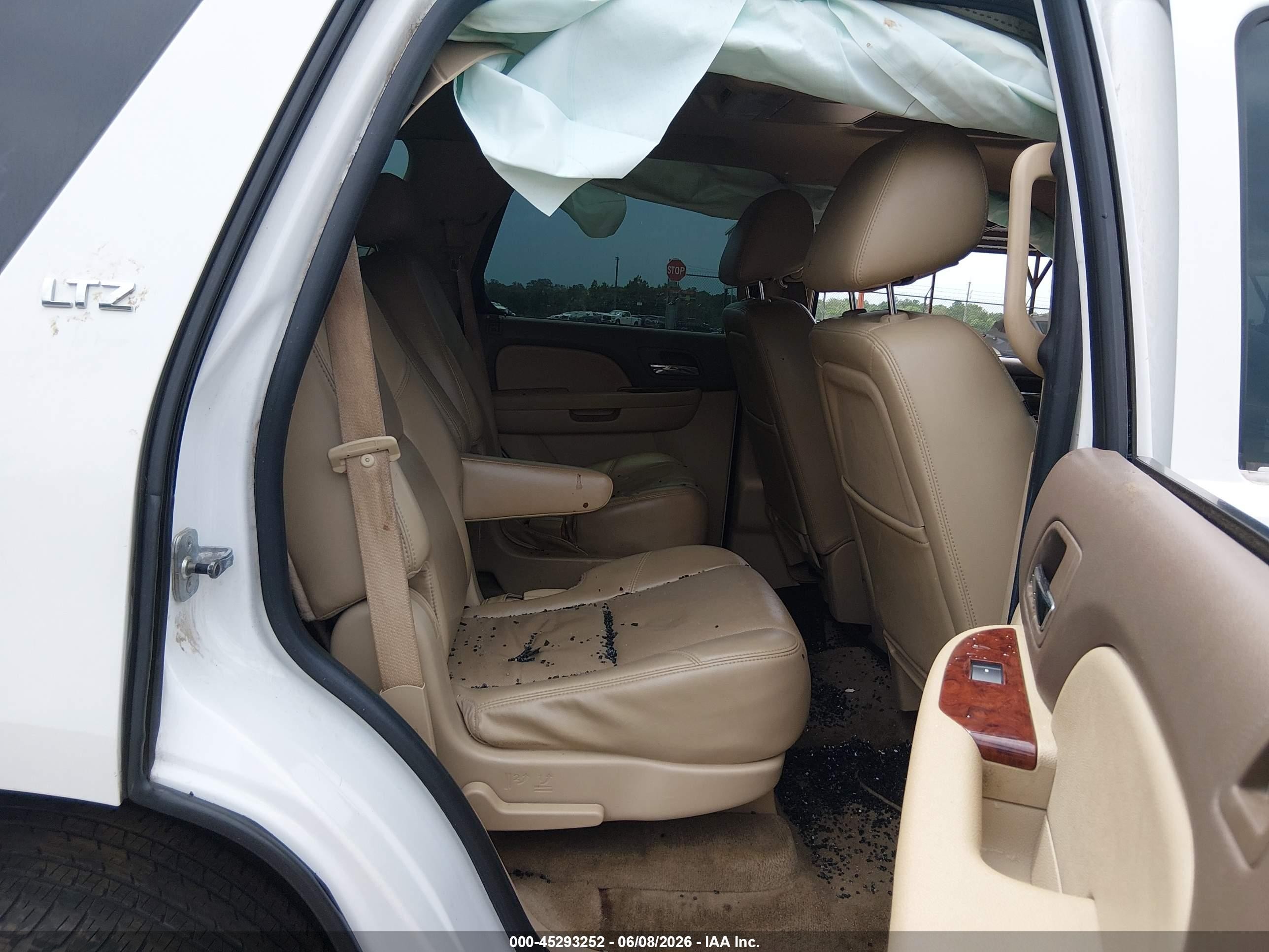 2010 Chevrolet Tahoe Ltz White vin: 1GNUCCE08AR184143