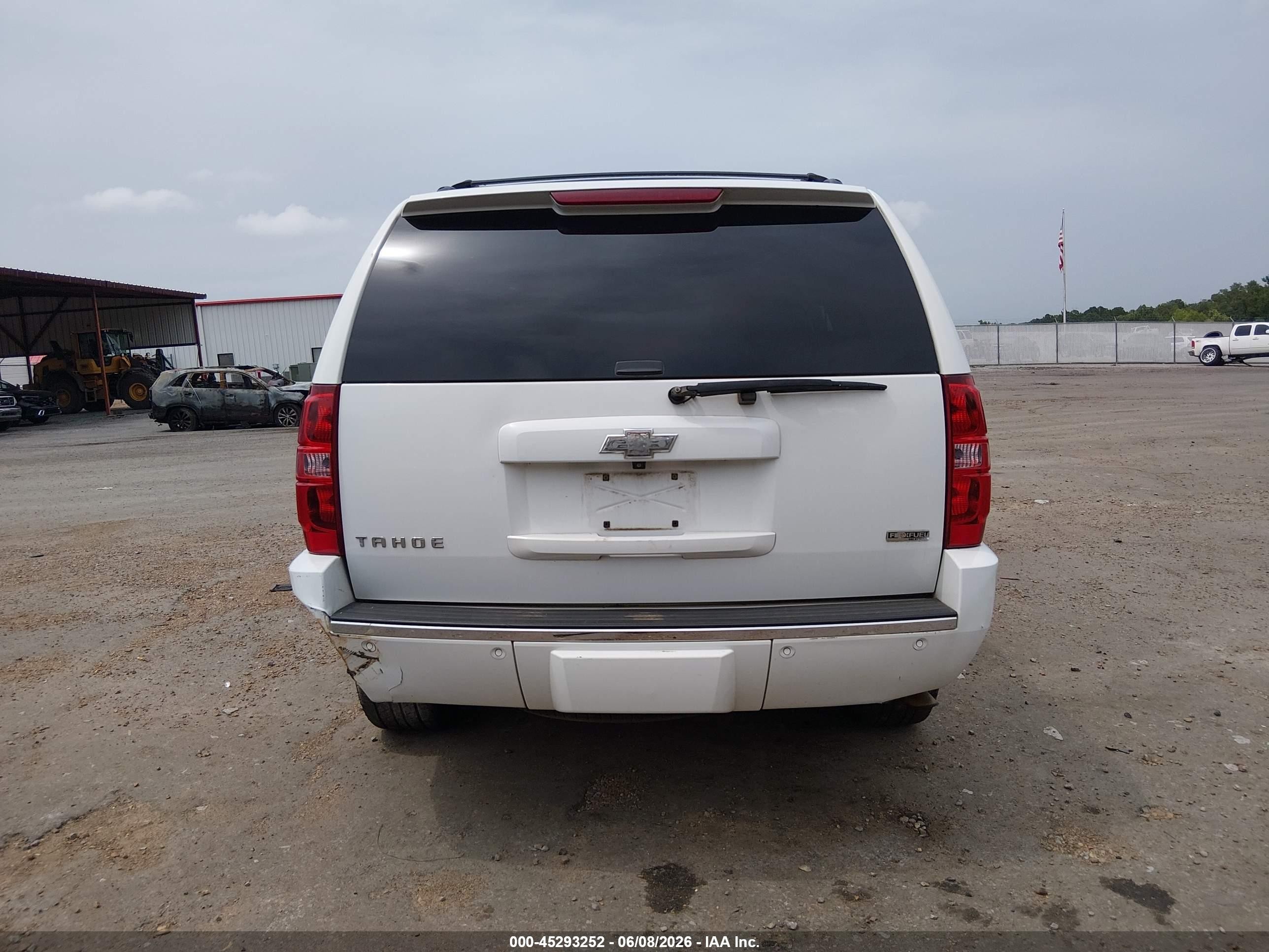 2010 Chevrolet Tahoe Ltz White vin: 1GNUCCE08AR184143