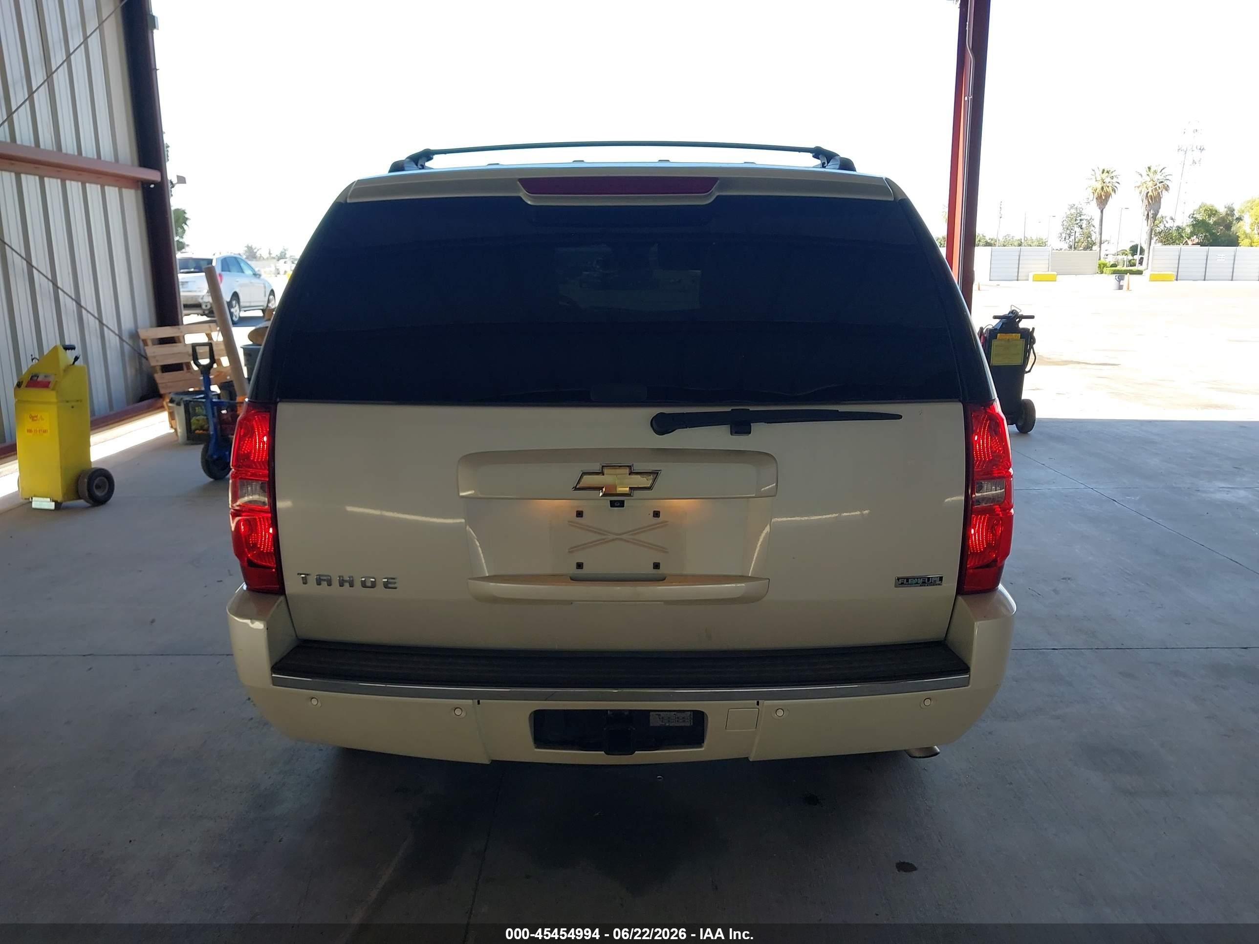 2010 Chevrolet Tahoe Ltz White vin: 1GNUCCE08AR196793