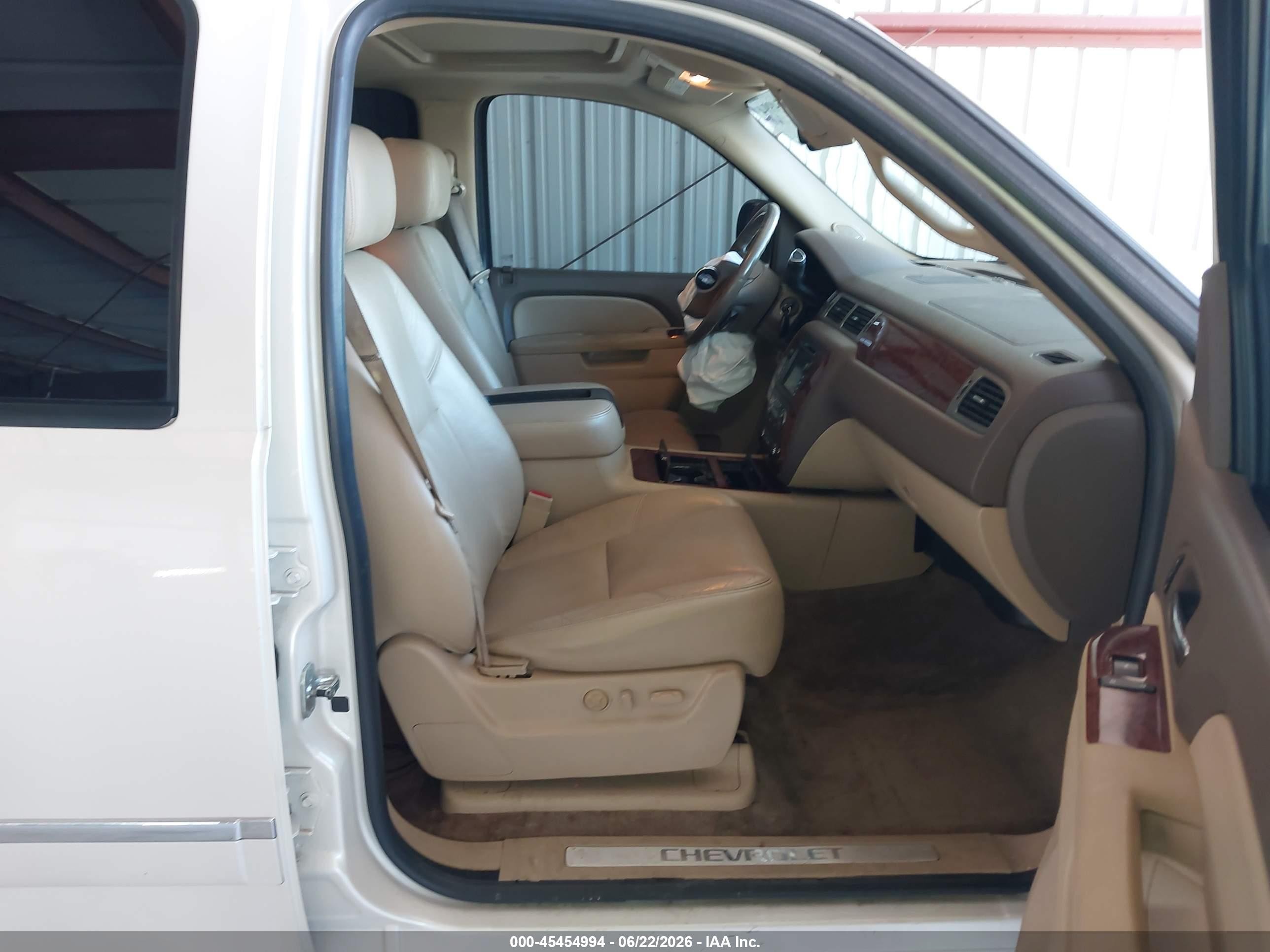 2010 Chevrolet Tahoe Ltz White vin: 1GNUCCE08AR196793