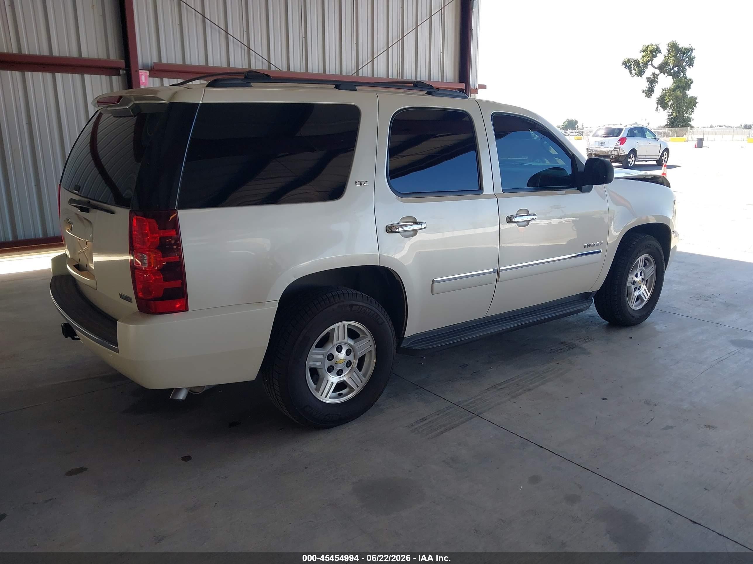 2010 Chevrolet Tahoe Ltz White vin: 1GNUCCE08AR196793