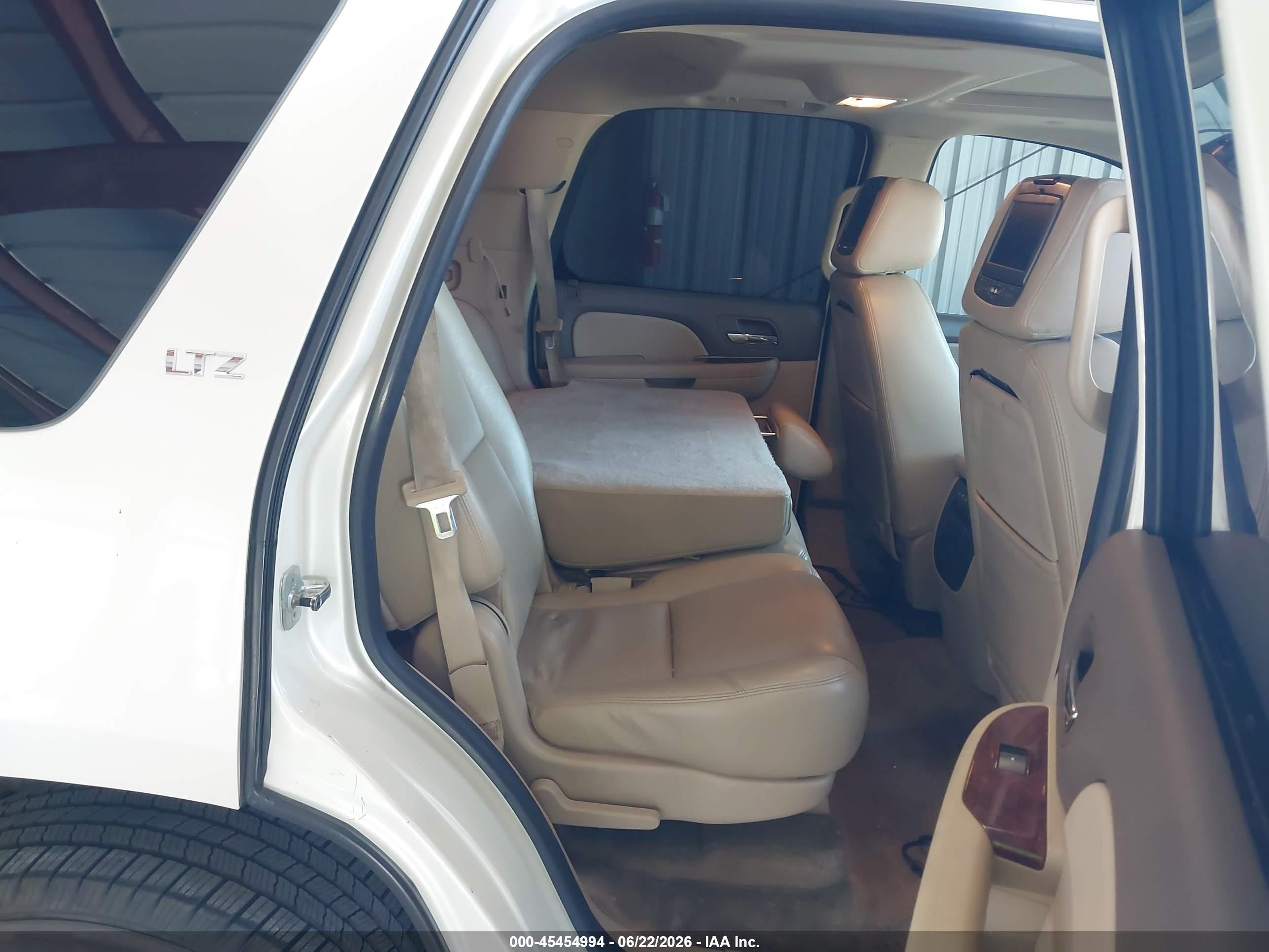 2010 Chevrolet Tahoe Ltz White vin: 1GNUCCE08AR196793