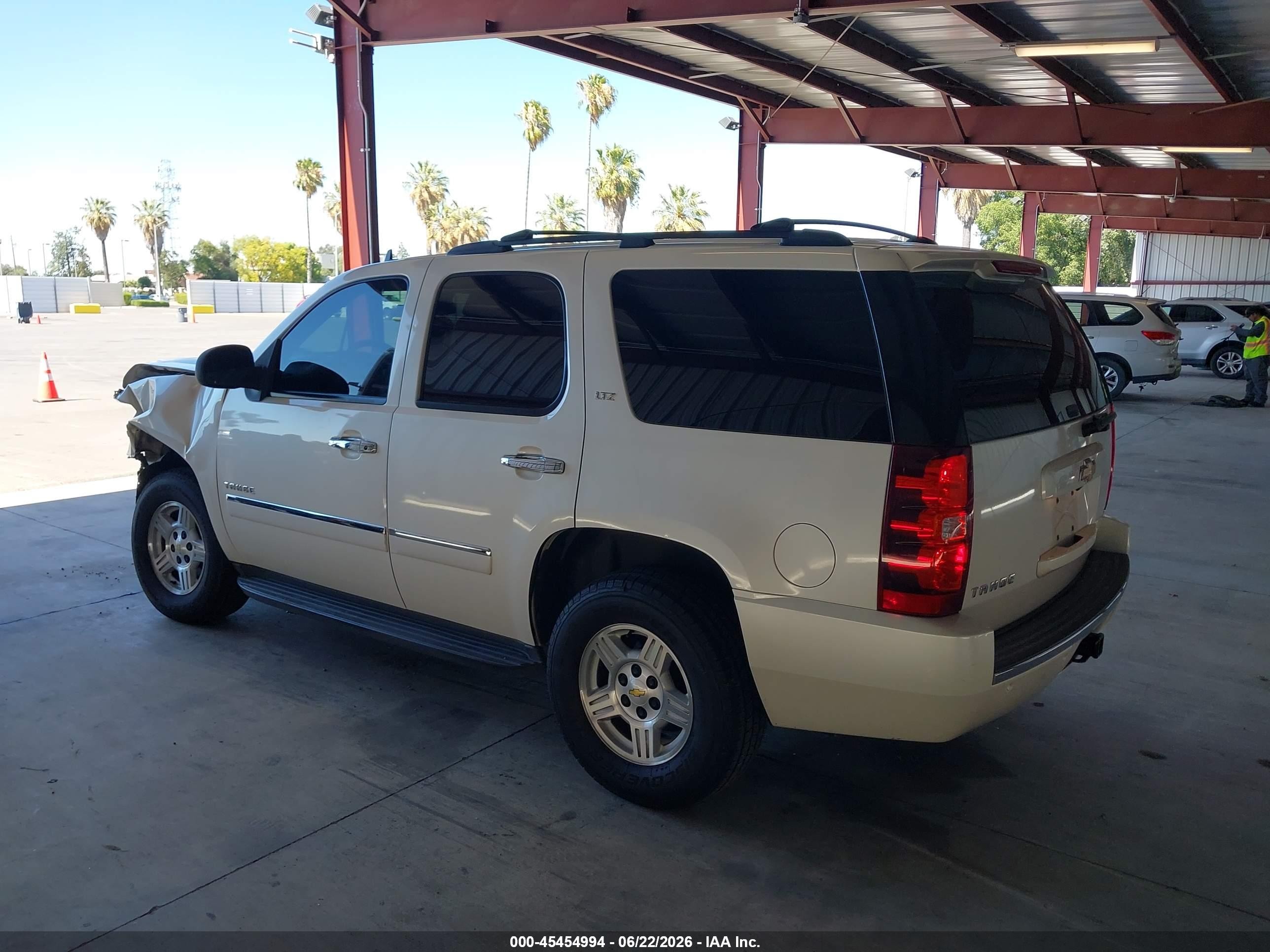2010 Chevrolet Tahoe Ltz White vin: 1GNUCCE08AR196793