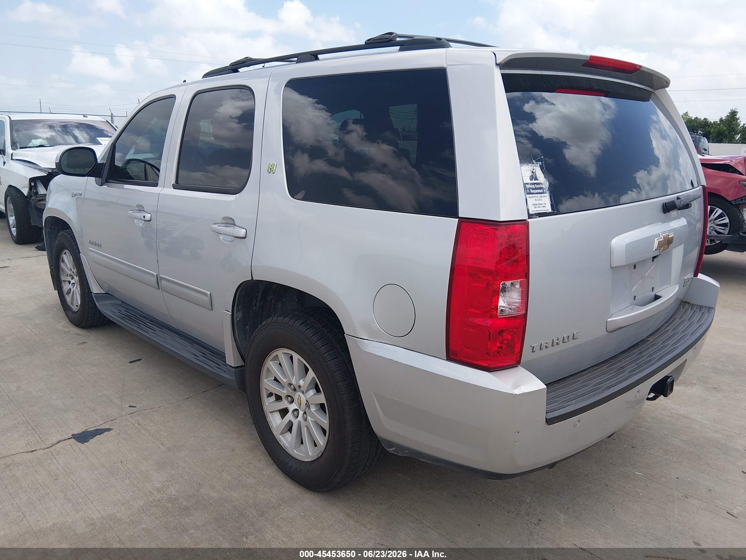 2010 Chevrolet Tahoe Hybrid   Silver vin: 1GNUCDDJ4AR223262