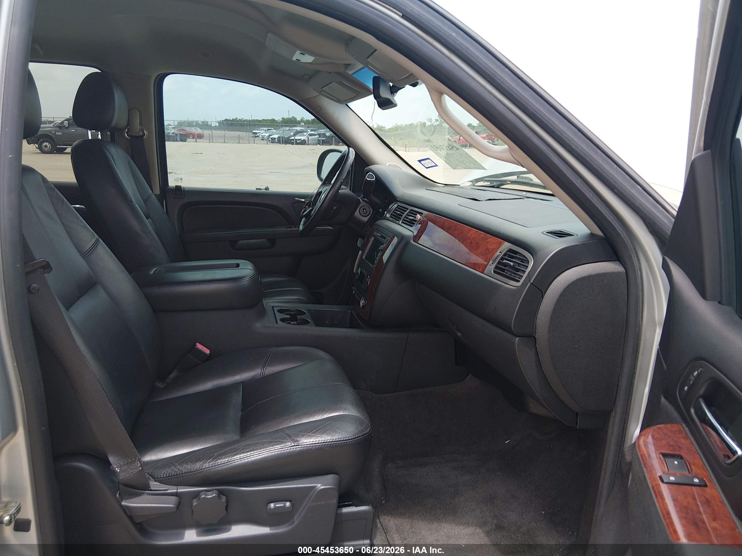 2010 Chevrolet Tahoe Hybrid   Silver vin: 1GNUCDDJ4AR223262