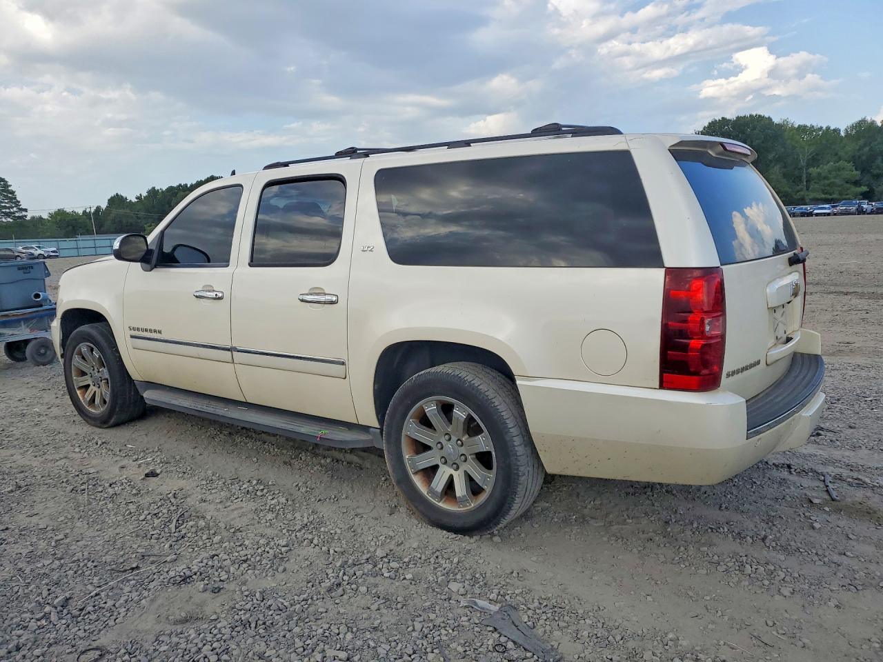 2010 Chevrolet Suburban C1500 Ltz White vin: 1GNUCKE02AR134364
