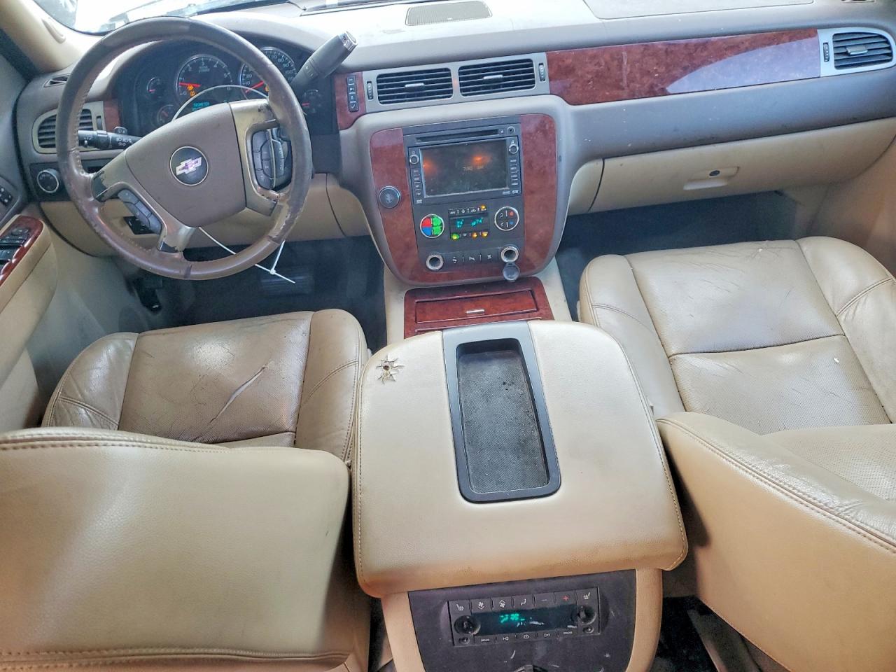 2010 Chevrolet Suburban C1500 Ltz White vin: 1GNUCKE02AR134364