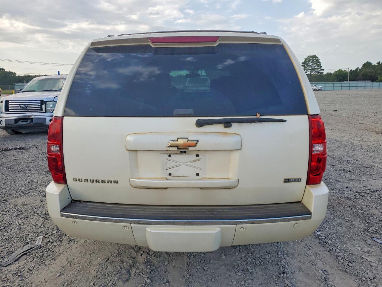 2010 Chevrolet Suburban C1500 Ltz White vin: 1GNUCKE02AR134364