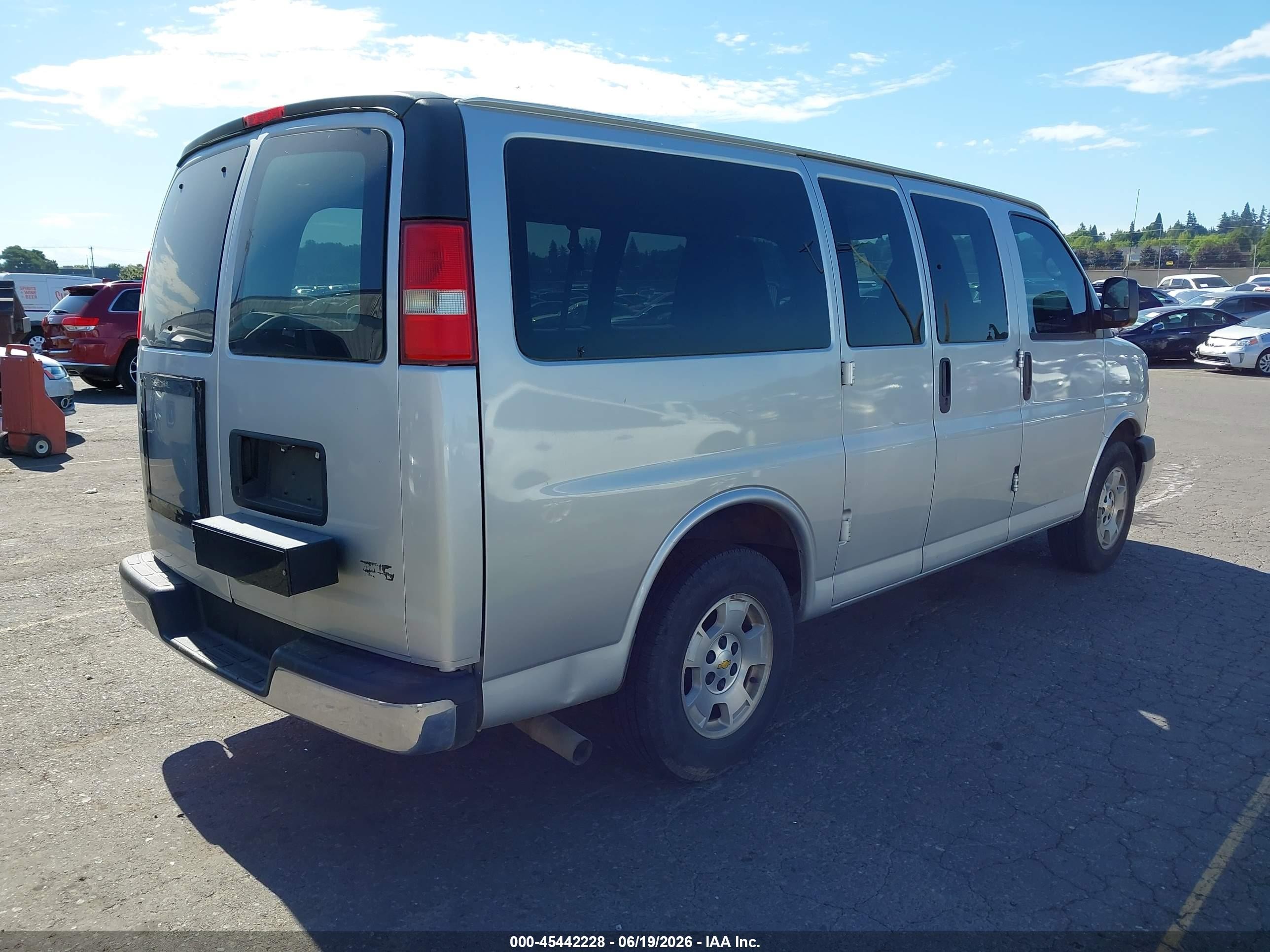 2010 Chevrolet Express 1500 Lt Silver vin: 1GNUGCD41A1175906
