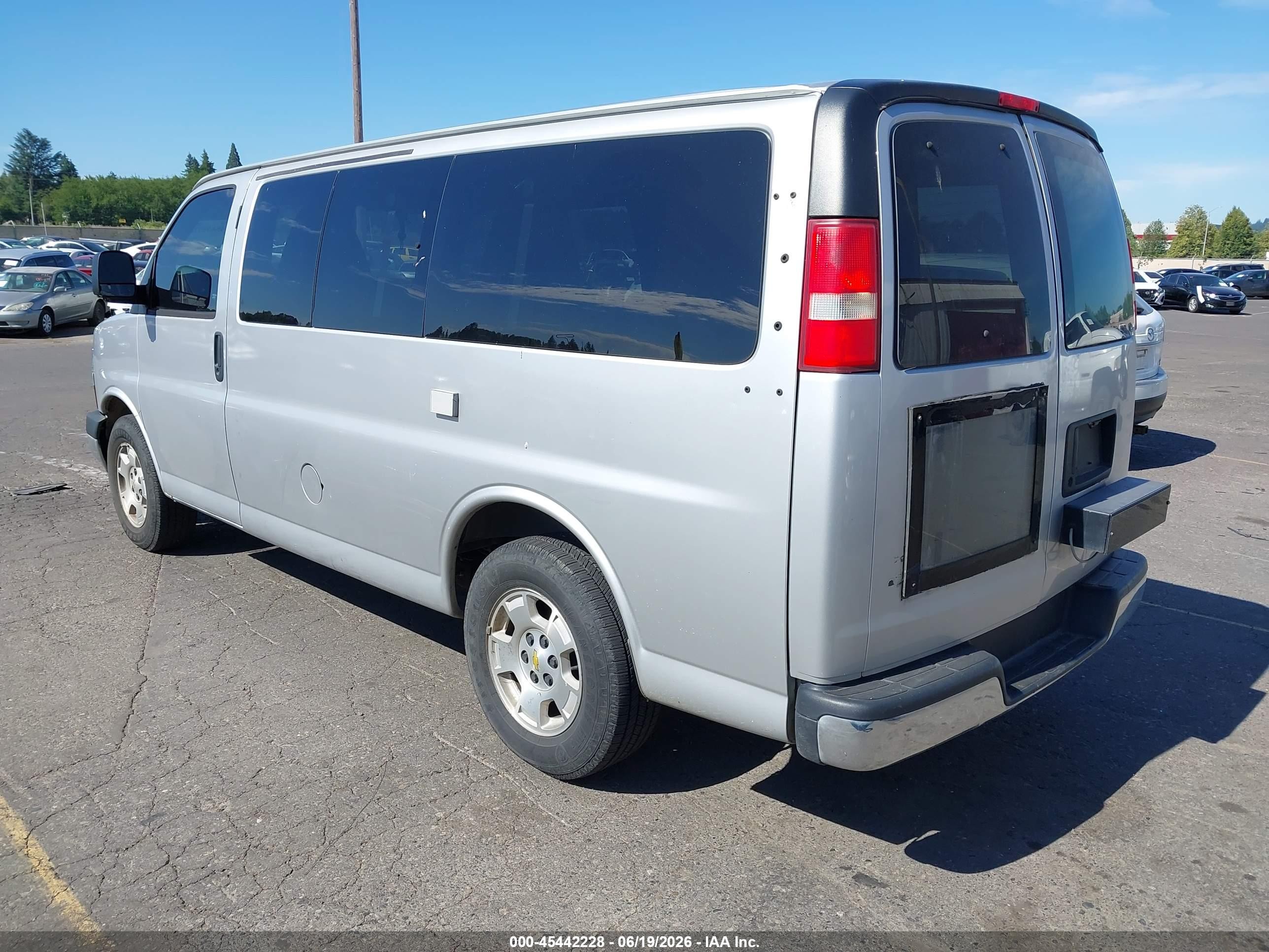 2010 Chevrolet Express 1500 Lt Silver vin: 1GNUGCD41A1175906