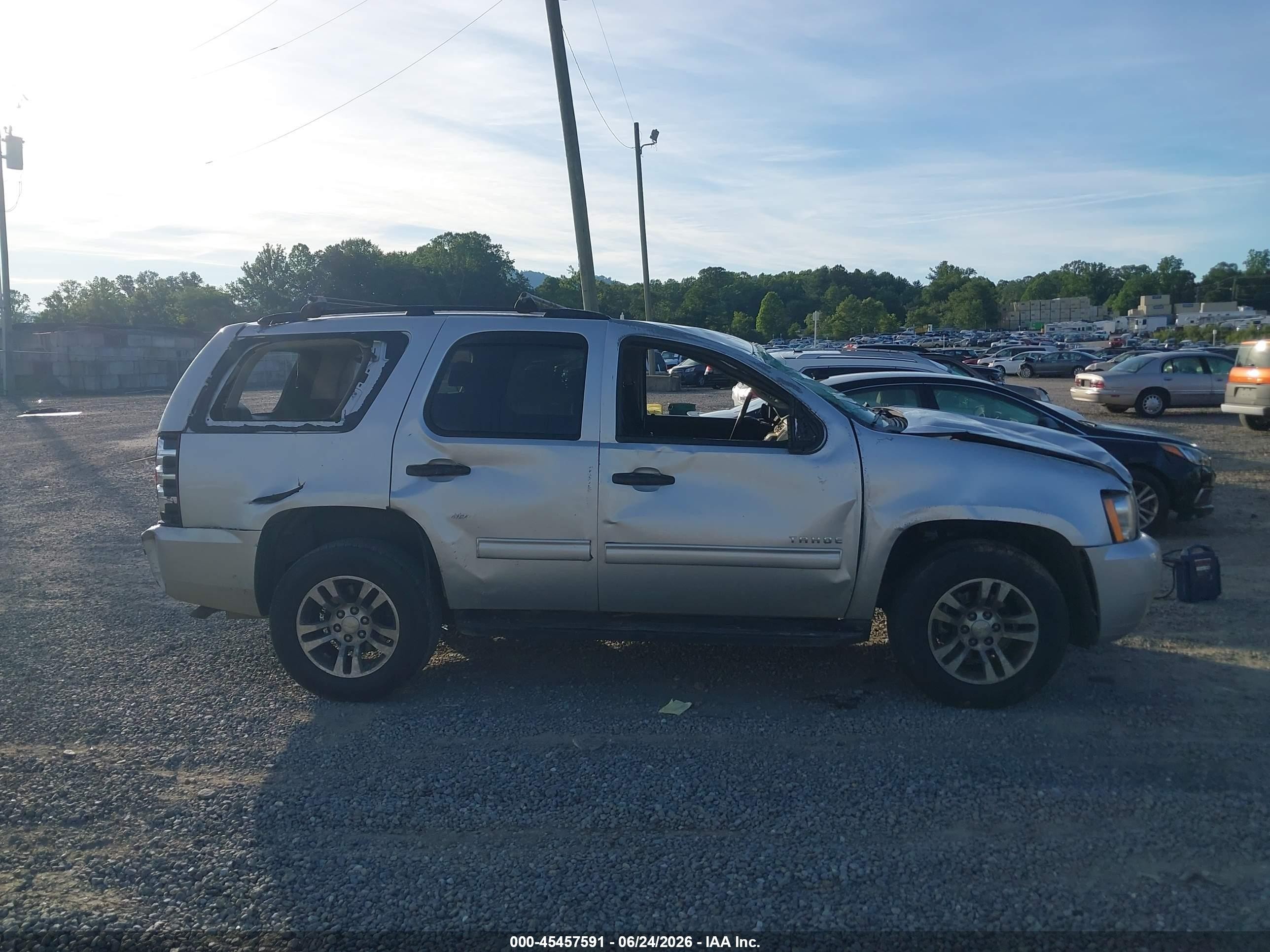 2010 Chevrolet Tahoe Ls Серебряный vin: 1GNUKAE02AR172450