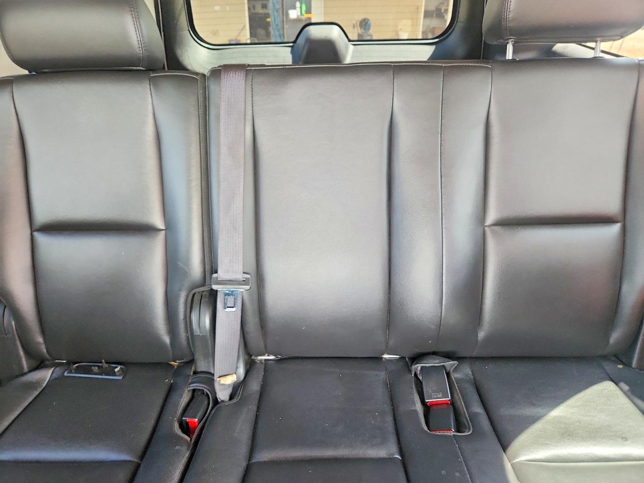 2010 Chevrolet Tahoe K1500 Ls White vin: 1GNUKAE04AR284537