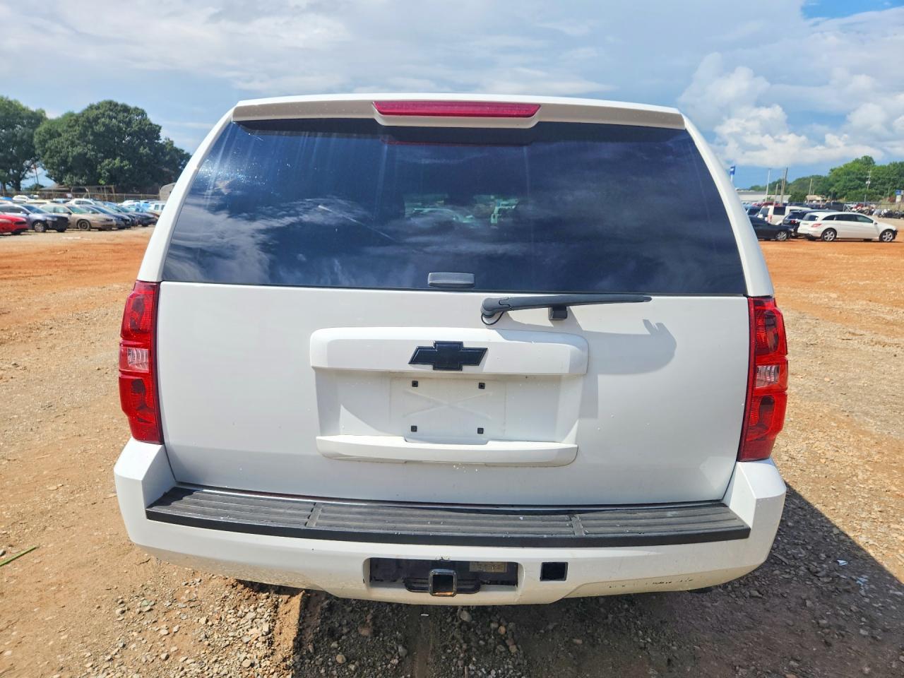 2010 Chevrolet Tahoe K1500 Ls White vin: 1GNUKAE04AR284537
