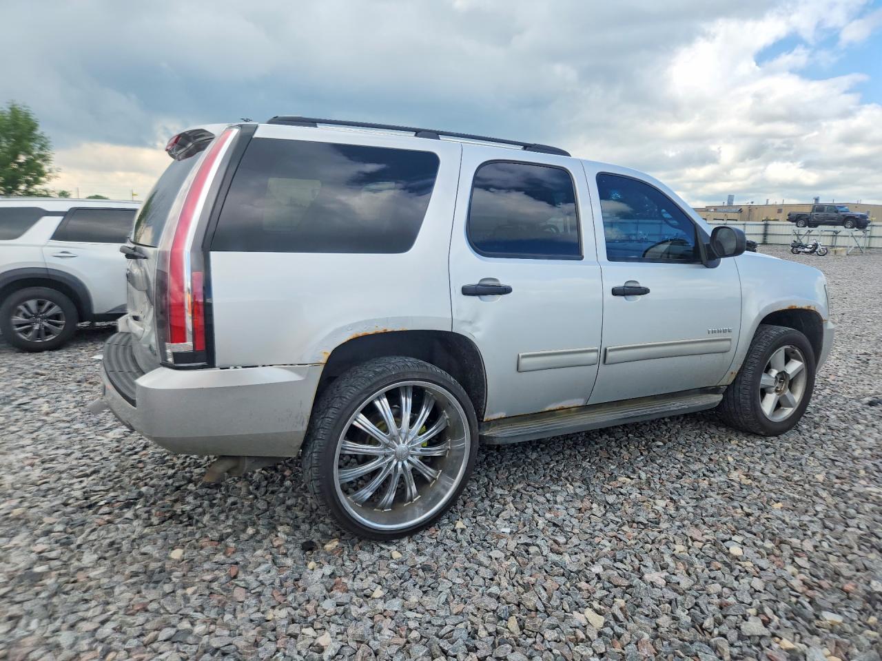 2010 Chevrolet Tahoe K1500 Ls Серебряный vin: 1GNUKAE05AR142777