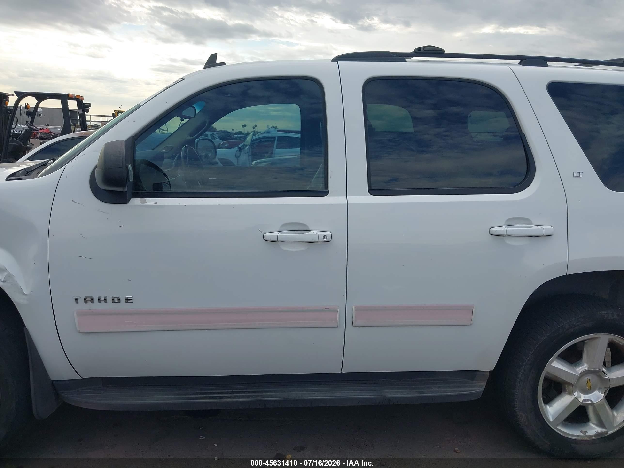 2010 Chevrolet Tahoe Lt White vin: 1GNUKBE04AR274094