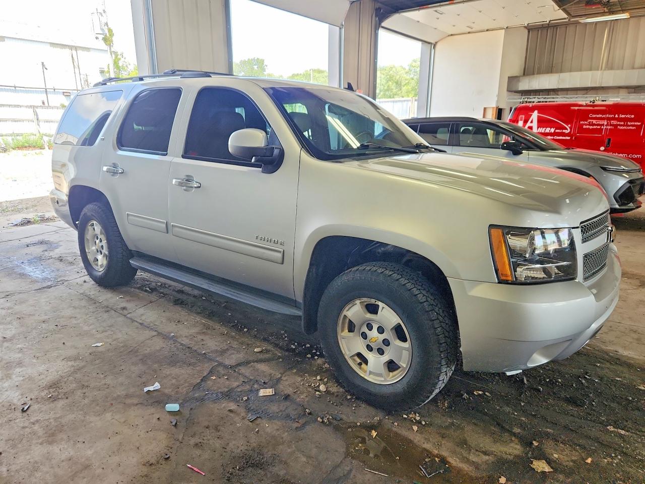 2010 Chevrolet Tahoe K1500 Lt Silver vin: 1GNUKBE09AR244640
