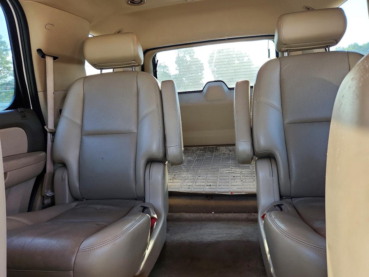 2010 Chevrolet Tahoe Белый vin: 1GNUKCE00AR264460