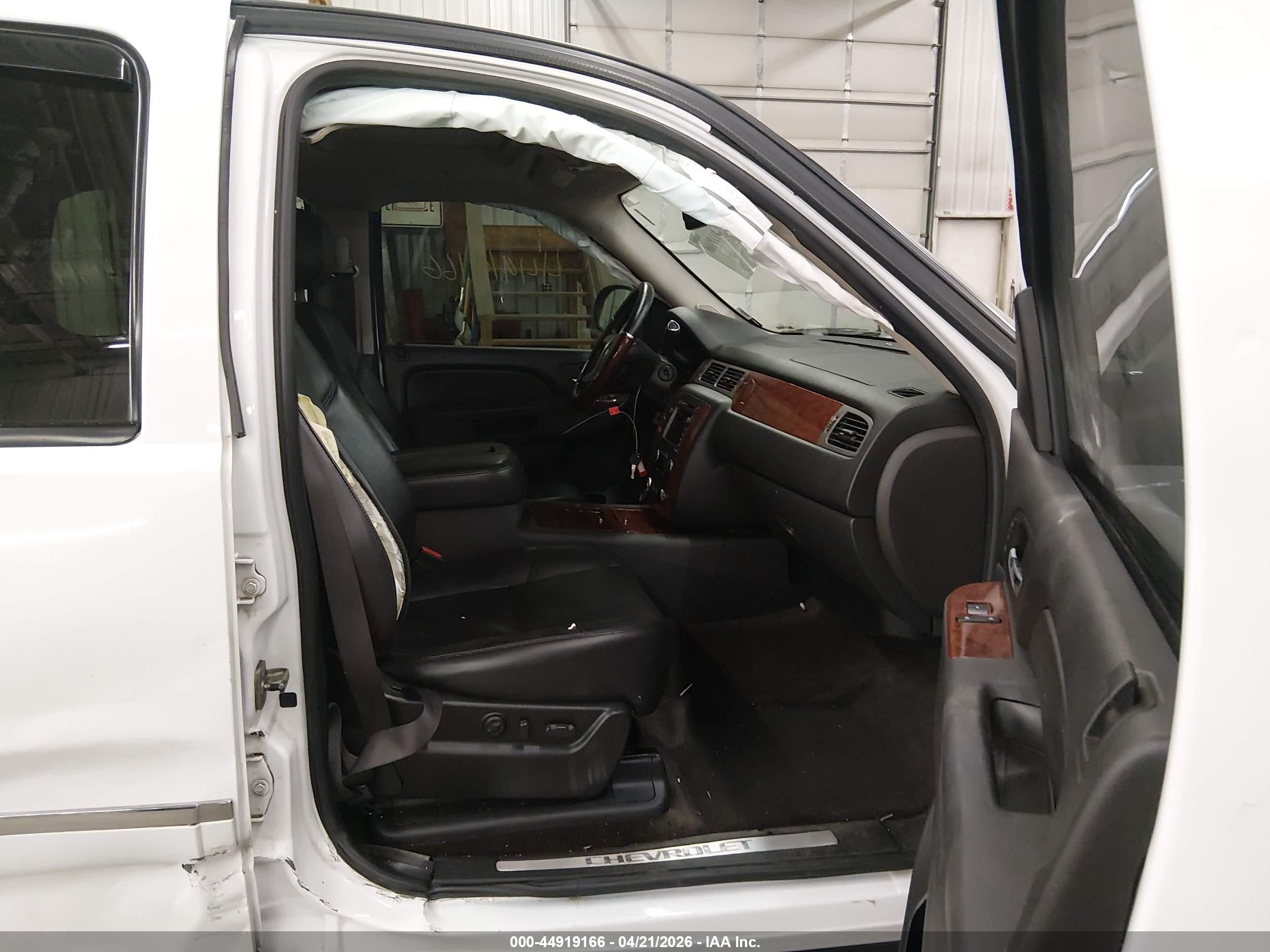 2010 Chevrolet Tahoe Ltz White vin: 1GNUKCE02AR264458