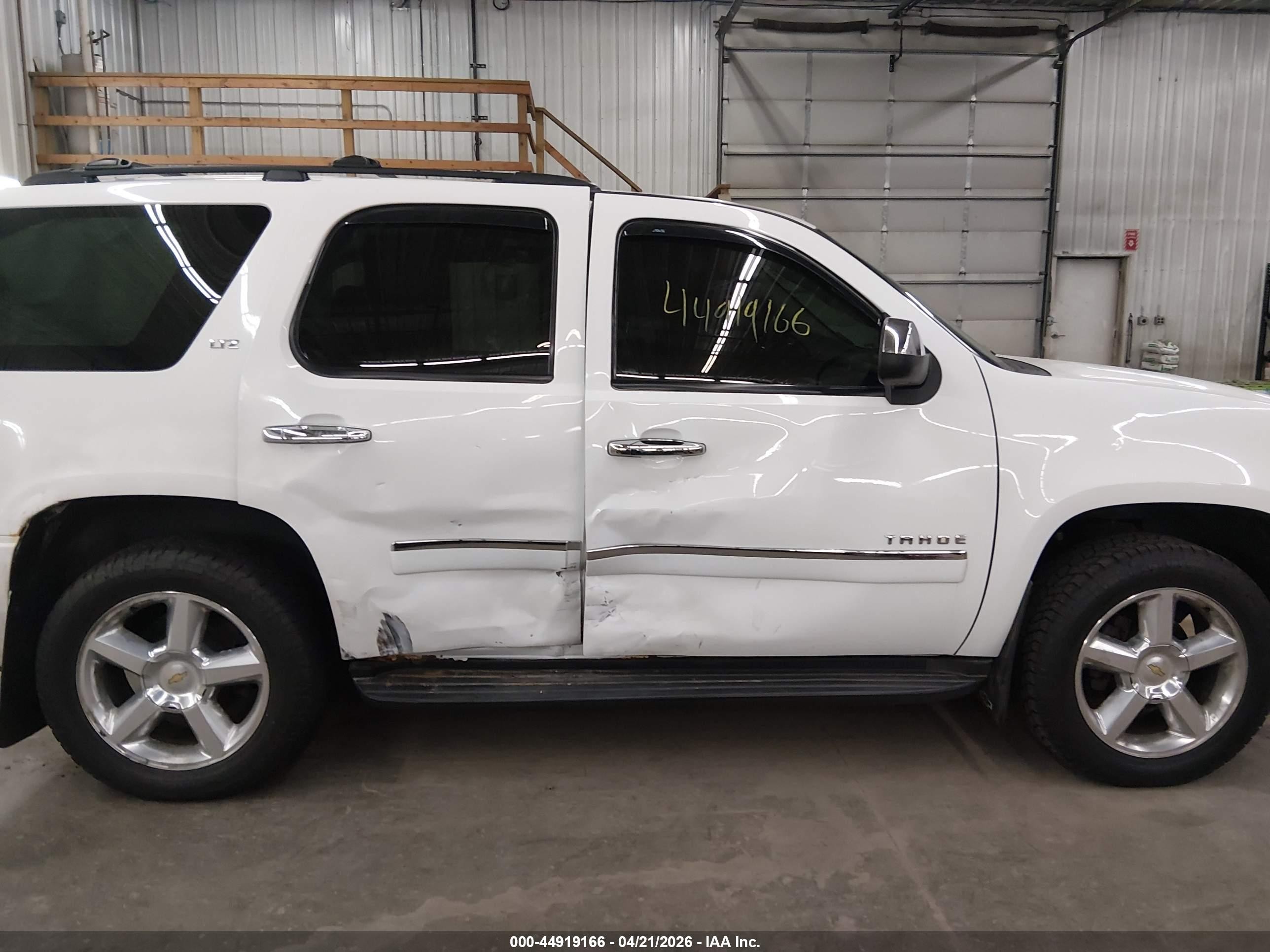 2010 Chevrolet Tahoe Ltz White vin: 1GNUKCE02AR264458