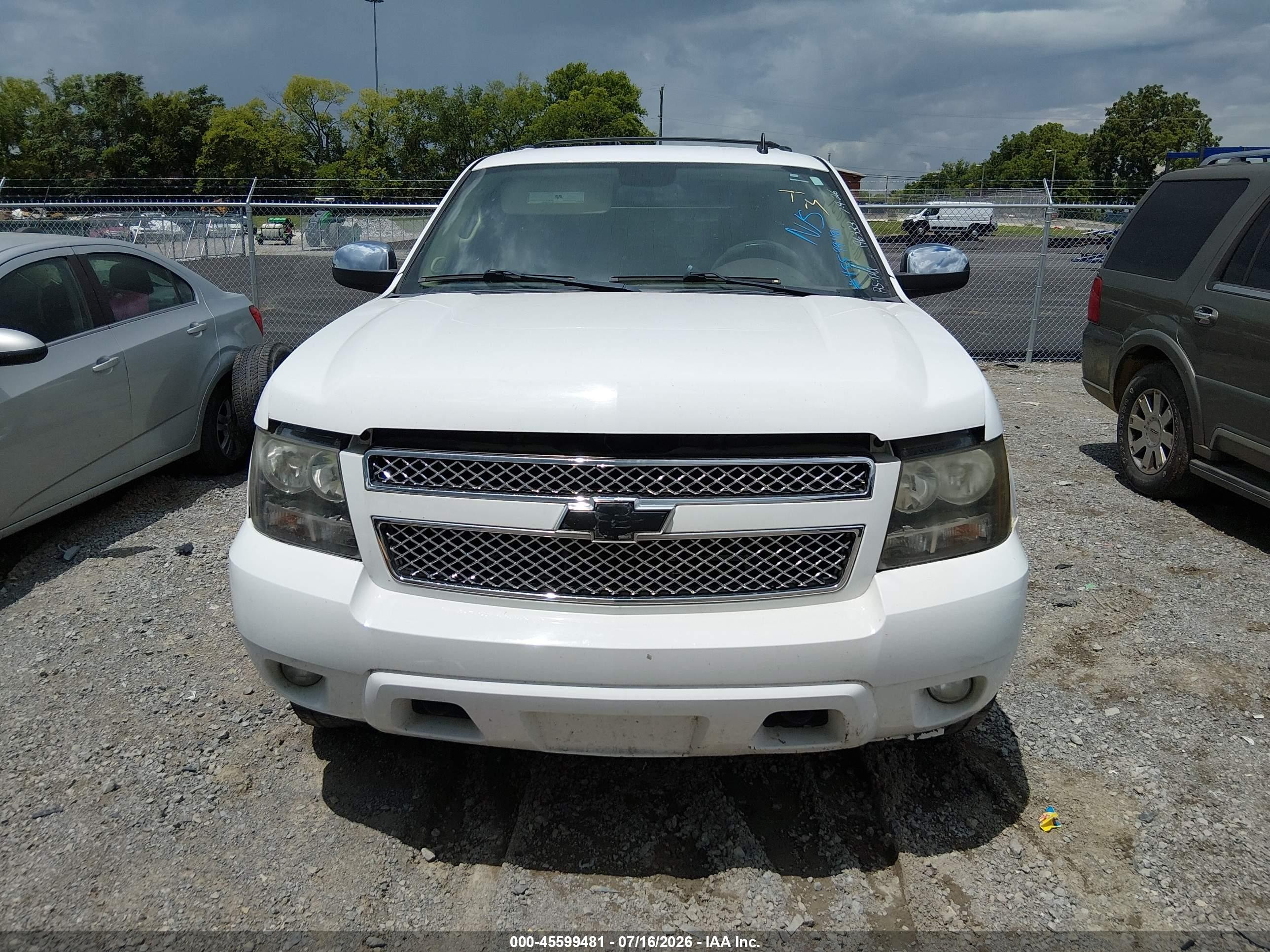 2010 Chevrolet Tahoe Ltz White vin: 1GNUKCE03AR196333
